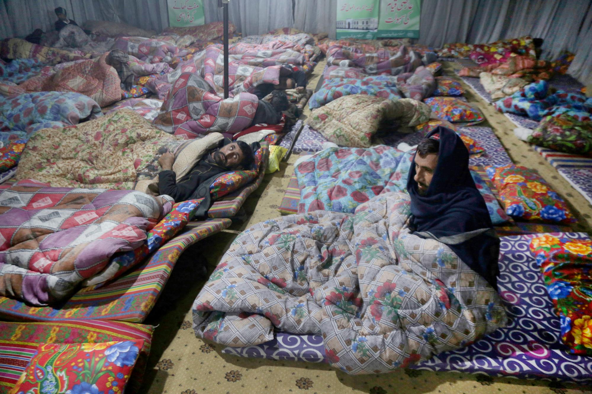 Las personas sin hogar pakistaníes permanecen en una casa de acogida establecida por el gobierno durante un duro invierno en Lahore, Pakistán, el miércoles 16 de enero de 2019.