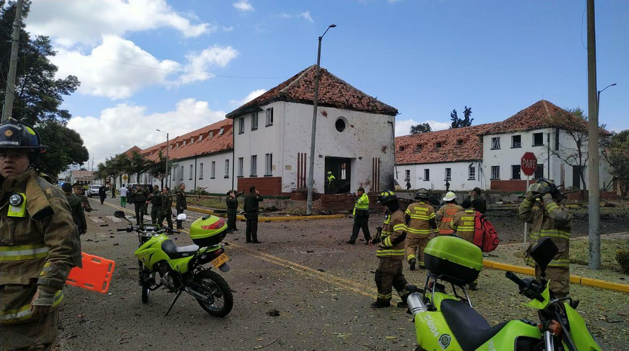 El personal de emergencia responde a la escena de un atentado con bomba en una academia de policía, en Bogotá, Colombia.