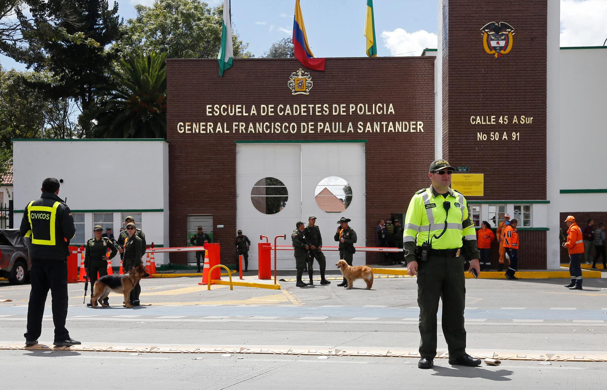 La policía a la entrada de la academia de policía de General Santander después de un atentado en el interior, en Bogotá, Colombia, el jueves 17 de enero de 2019.