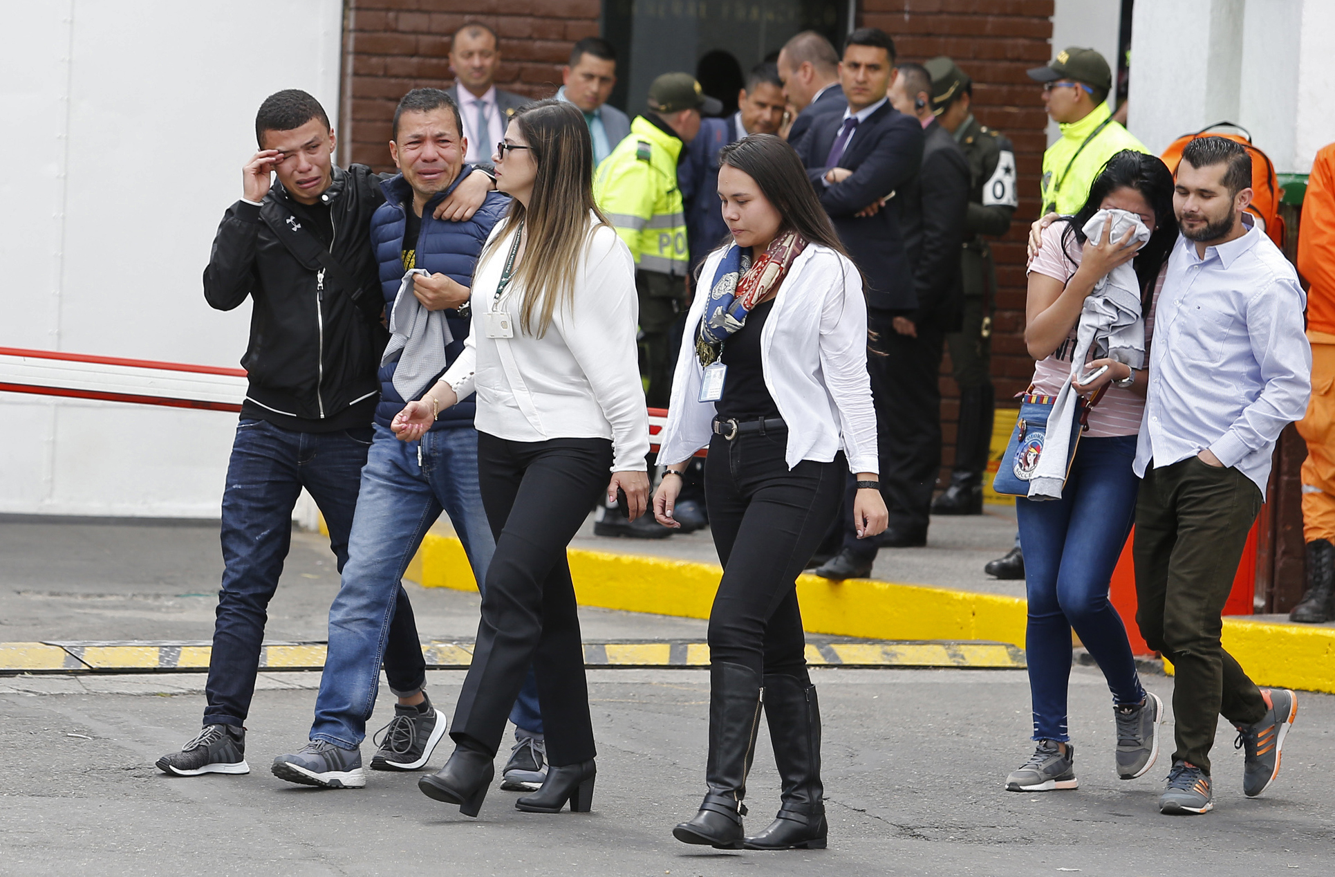 Familiares de víctimas del atentado terrorista frente a la entrada de la academia de policía de General Santander, donde se produjo el atentado en Bogotá, Colombia.