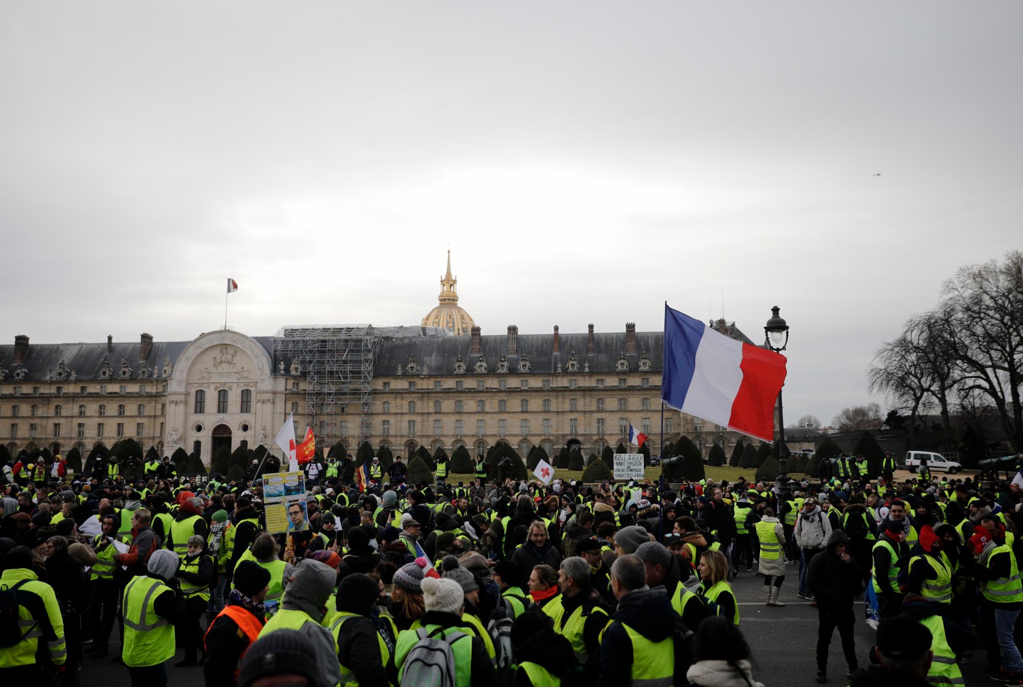 Los manifestantes del chaleco amarillo se reúnen en el monumento de los Inválidos antes de una marcha en París, el sábado 19 de enero de 2019. Los manifestantes del chaleco amarillo están planeando mítines en varias ciudades francesas a pesar del debate nacional iniciado esta semana por el presidente Emmanuel Macron con el objetivo de mitigar su ira.