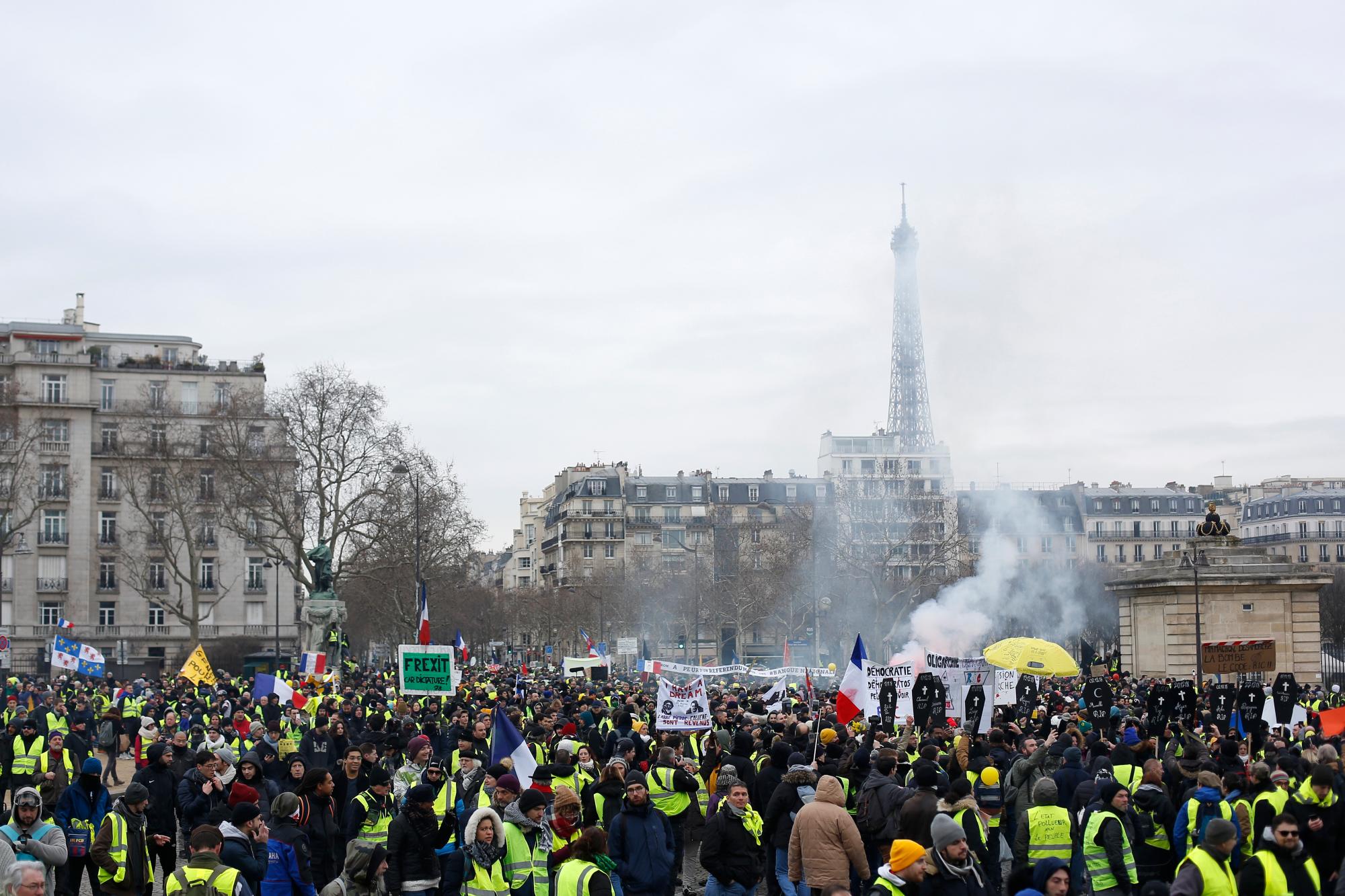 Los manifestantes del chaleco amarillo sostienen rosas blancas durante una marcha el sábado 19 de enero de 2019 en París. Los manifestantes del chaleco amarillo están planeando mítines en varias ciudades francesas a pesar del debate nacional iniciado esta semana por el presidente Emmanuel Macron con el objetivo de aplacar su ira.
