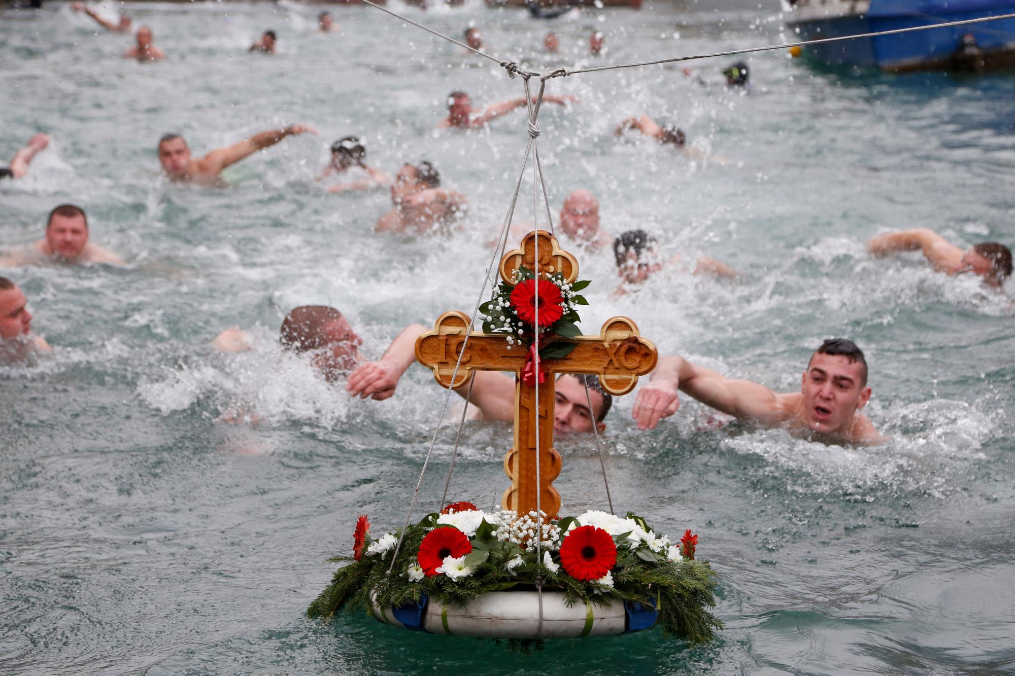 Un creyente cristiano ortodoxo nada para recuperar una cruz del río Drina durante las celebraciones de la Epifanía en la ciudad bosnia de Visegrad, Bosnia, sábado 19 de enero de 2019. Los serbios ortodoxos celebran la Epifanía el 19 de enero, según el antiguo calendario juliano.