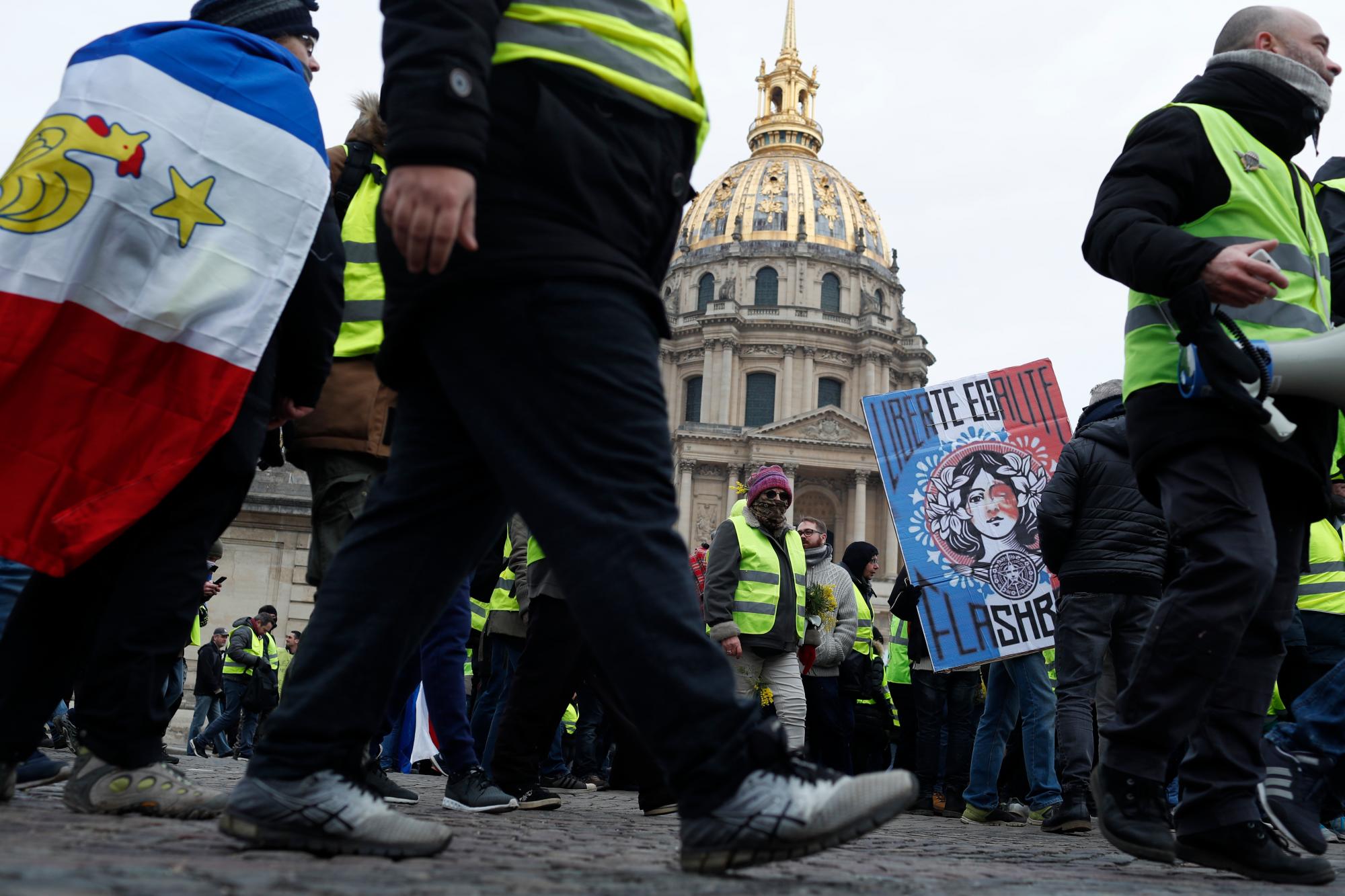 Los manifestantes del chaleco amarillo marchan con un cartel que dice “La represión continúa” durante una marcha el sábado 19 de enero de 2019 en París. Miles de manifestantes de chalecos amarillos se congregaron en varias ciudades francesas por décimo fin de semana consecutivo el sábado, a pesar del debate nacional iniciado esta semana por el presidente Emmanuel Macron con el objetivo de mitigar su ira.