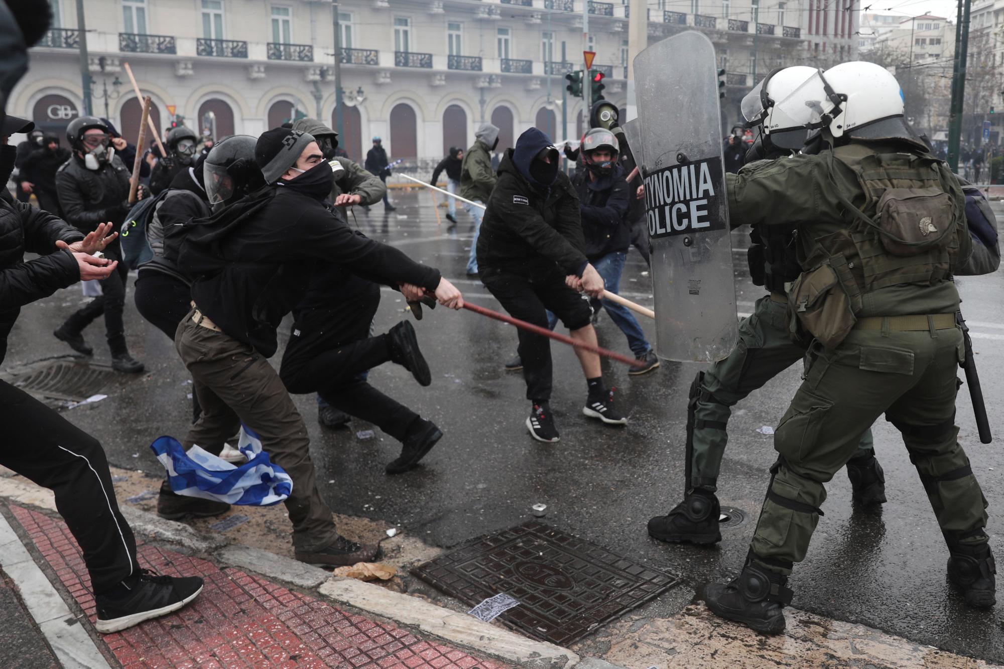 Los manifestantes se enfrentarán con la policía antidisturbios durante un mitin en Atenas, el domingo 20 de enero de 2019. El Parlamento de Grecia votará la semana que viene sobre si ratificará el acuerdo que cambiará el nombre de su vecino del norte, el norte de Macedonia.
