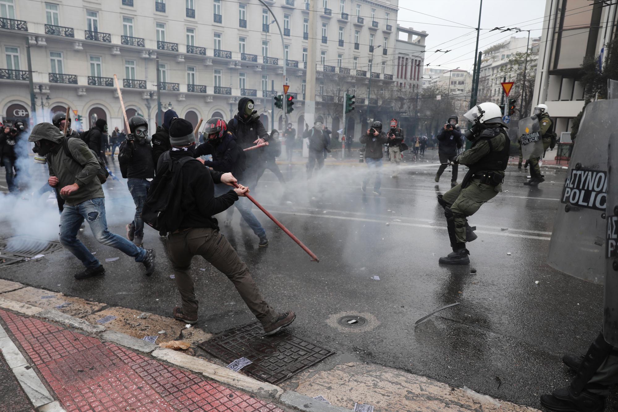 Los manifestantes se enfrentarán con la policía antidisturbios durante un mitin en Atenas, el domingo 20 de enero de 2019. 