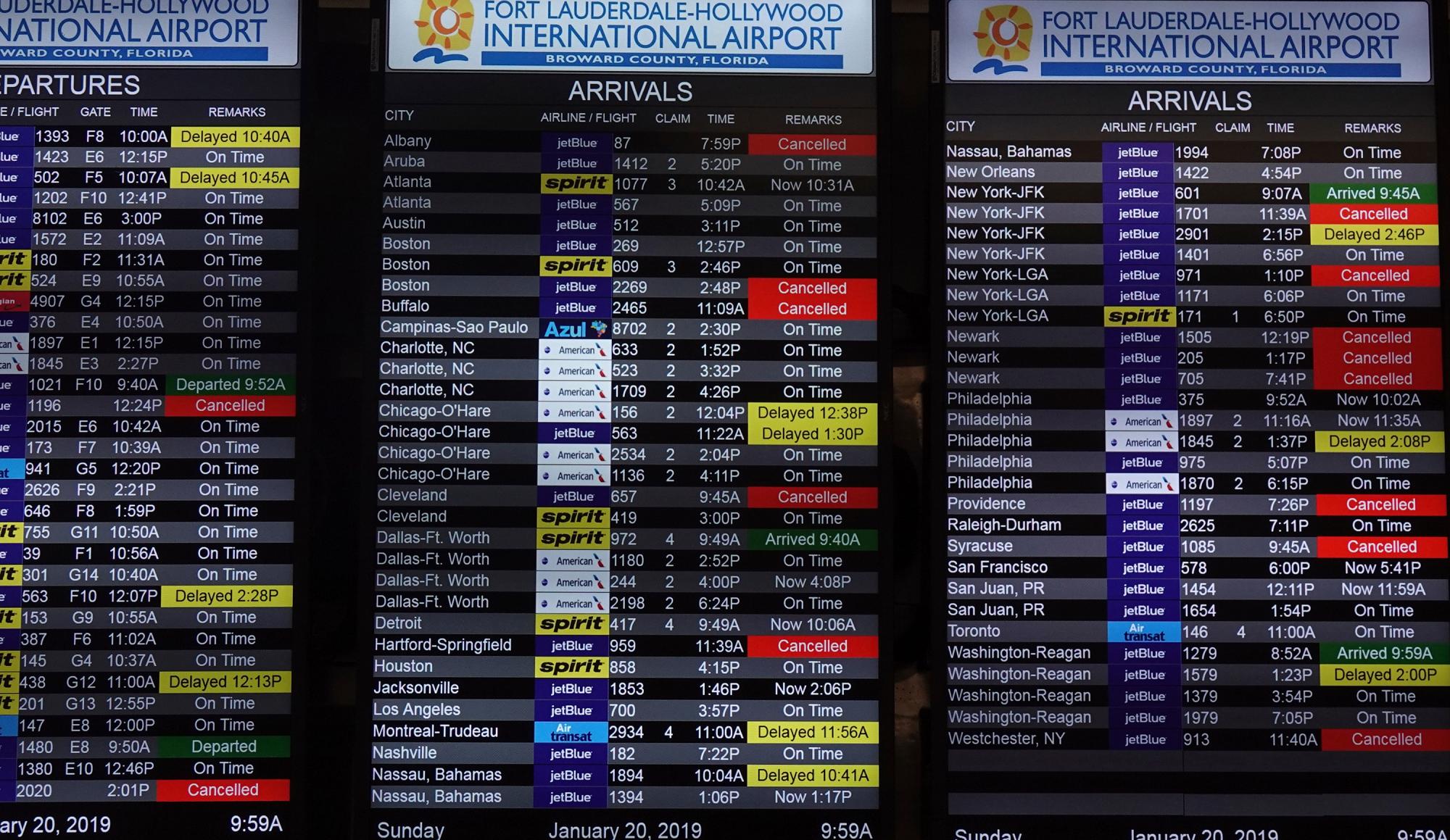 Casi 2.000 vuelos fueron cancelados alrededor del país el domingo, según FlightAware, una compañía de rastreo de vuelos. 