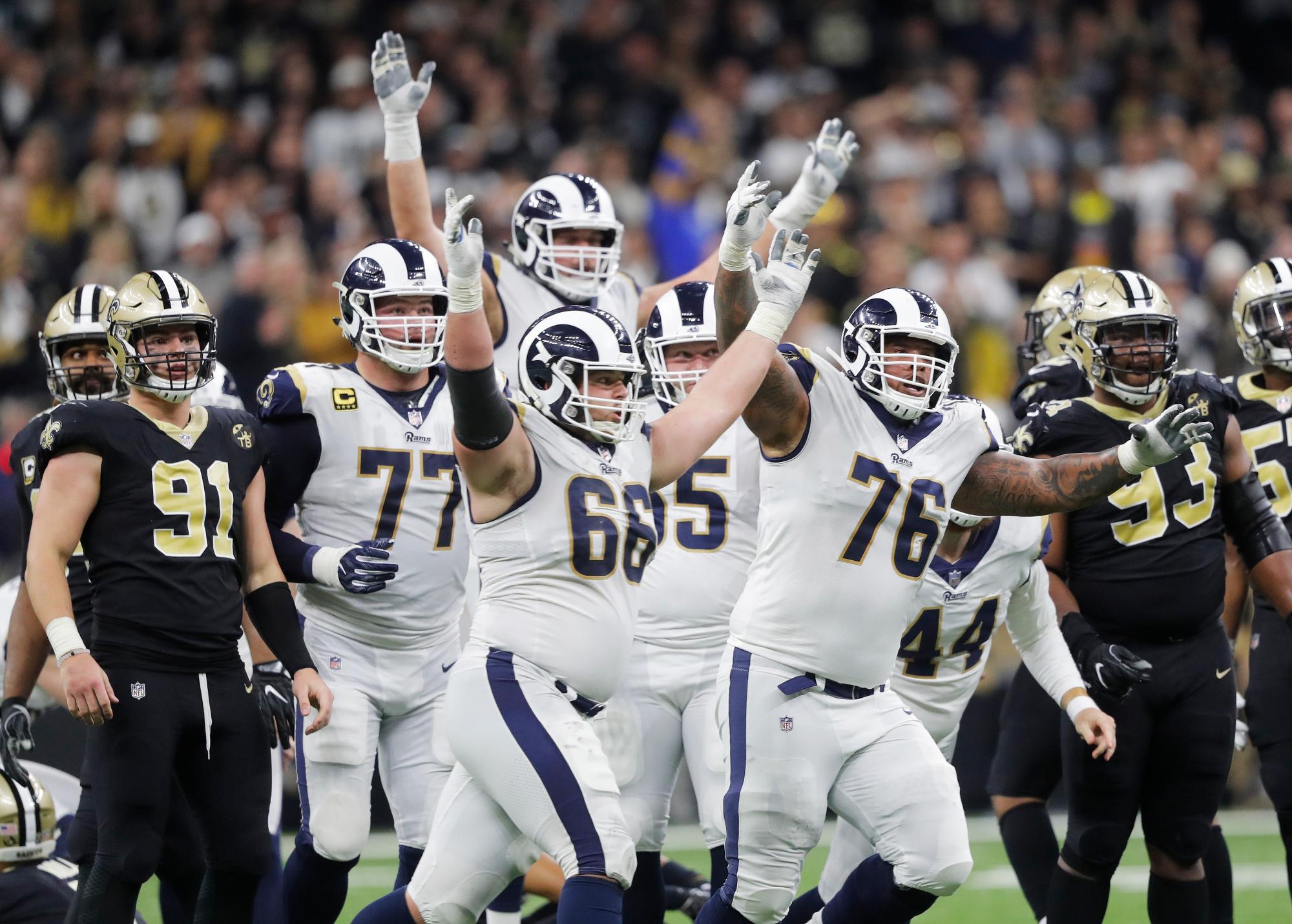 Los jugadores de Los Angeles Rams celebran después de las horas extraordinarias del juego de campeonato de fútbol americano de la NFL contra los New Orleans Saints, el domingo 20 de enero de 2019, en Nueva Orleans. Los Rams ganaron 26-23.