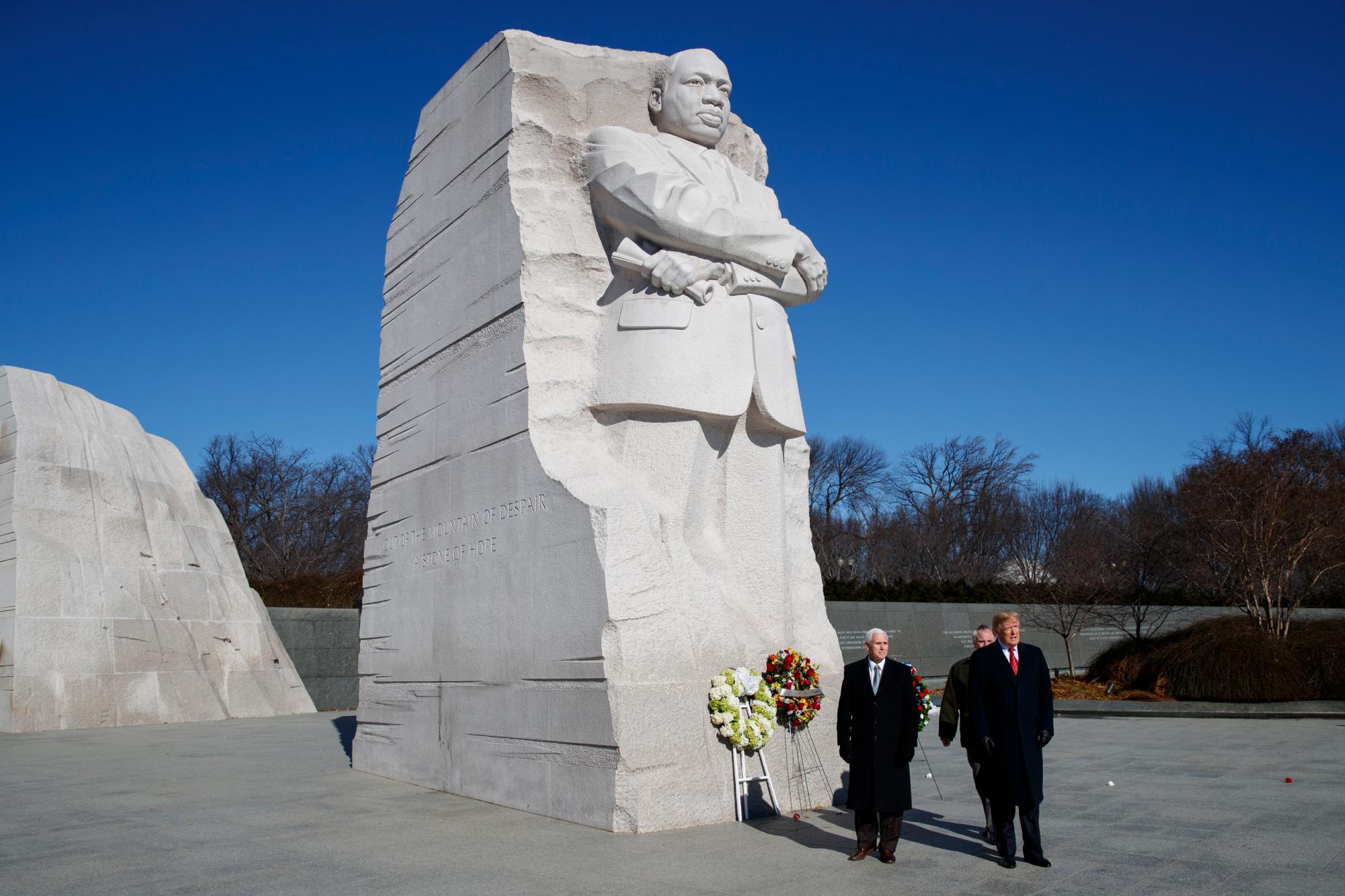 El presidente Donald Trump y el vicepresidente Mike Pence visitan el monumento a Martin Luther King Jr., en Washington. 