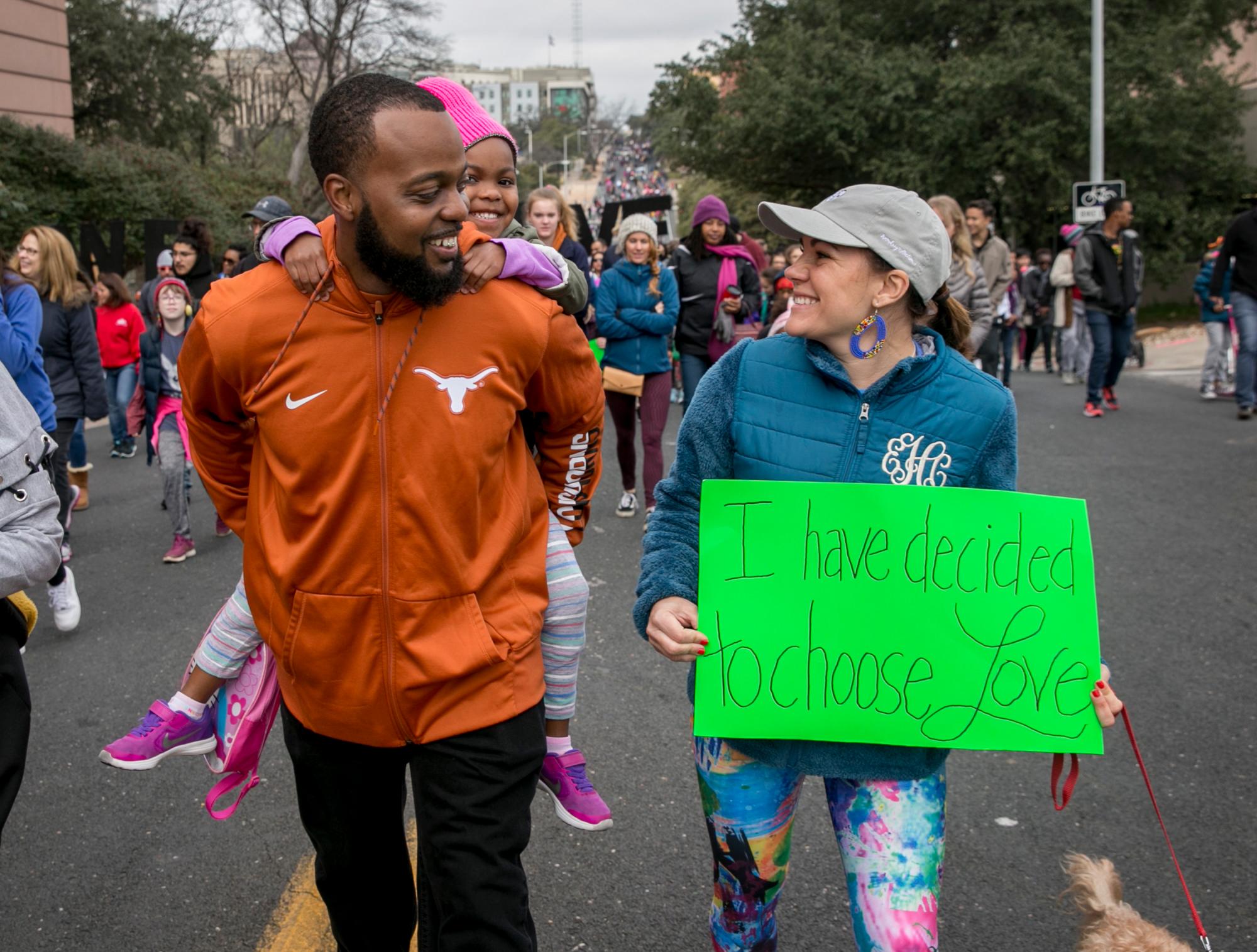 Johnny Hill y su hija Jazzmyn, de 5 años, marchan por el centro de Austin, Texas, junto a Elizabeth Hochart durante la marcha y el festival de MLK, el lunes 21 de enero de 2019.