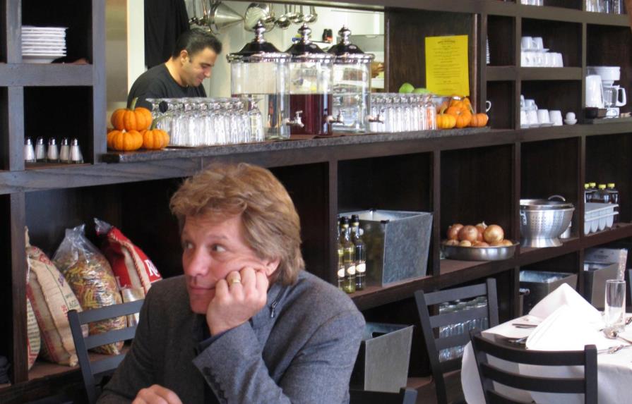 Bon Jovi invita a empleados de gobierno a su restaurante