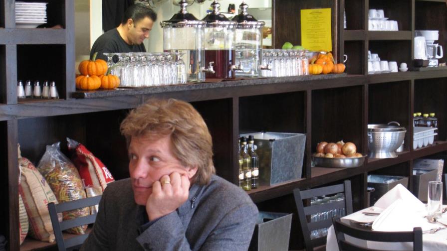 Bon Jovi invita a empleados de gobierno a su restaurante