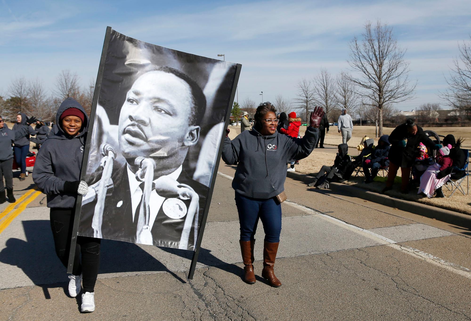 Reghyn Malone y su madre Sharone Malone participan en un desfile de Martin Luther King, Jr. en Tulsa, Oklahoma.