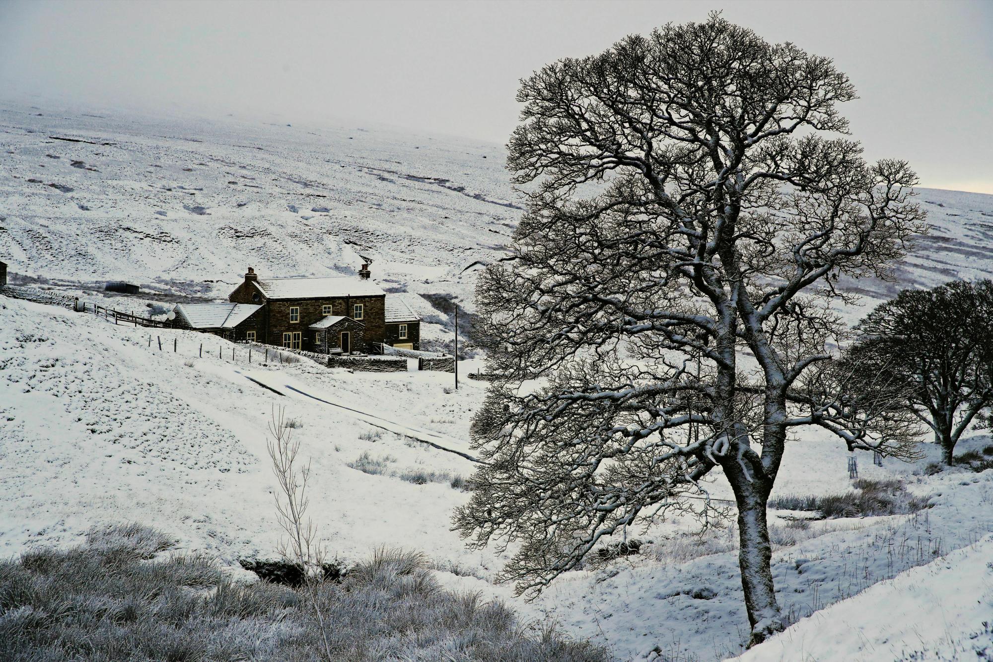 La nieve cubre el museo de minería de plomo Killhope en el condado de Durham, al  noreste de Inglaterra, el martes 22 de enero de 2019, luego de que una banda de clima invernal trajera nieve en las colinas y un riesgo de hielo en gran parte del país.