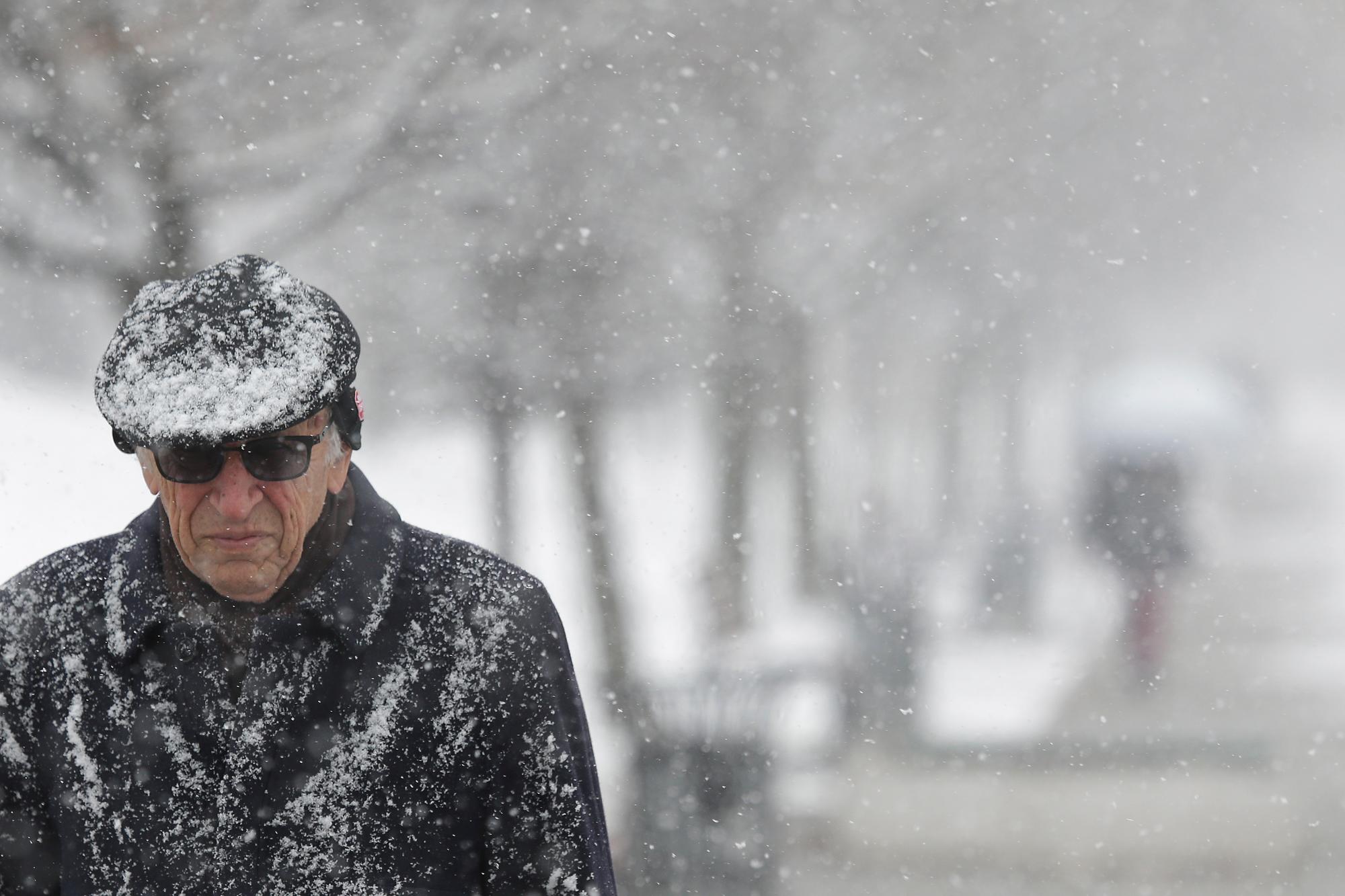 Un hombre se abre camino a través de la nevada en Sarajevo, Bosnia, el martes 22 de enero de 2019. Fueron nevadas en los países balcánicos que causaron estragos en toda la región.