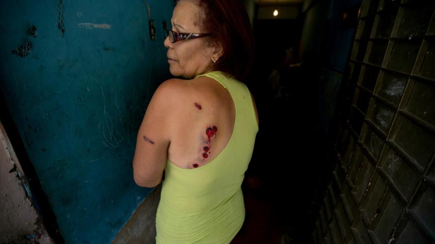 Cuatro muertos y una estatua de Chávez quemada en disturbios previos a marchas en Venezuela