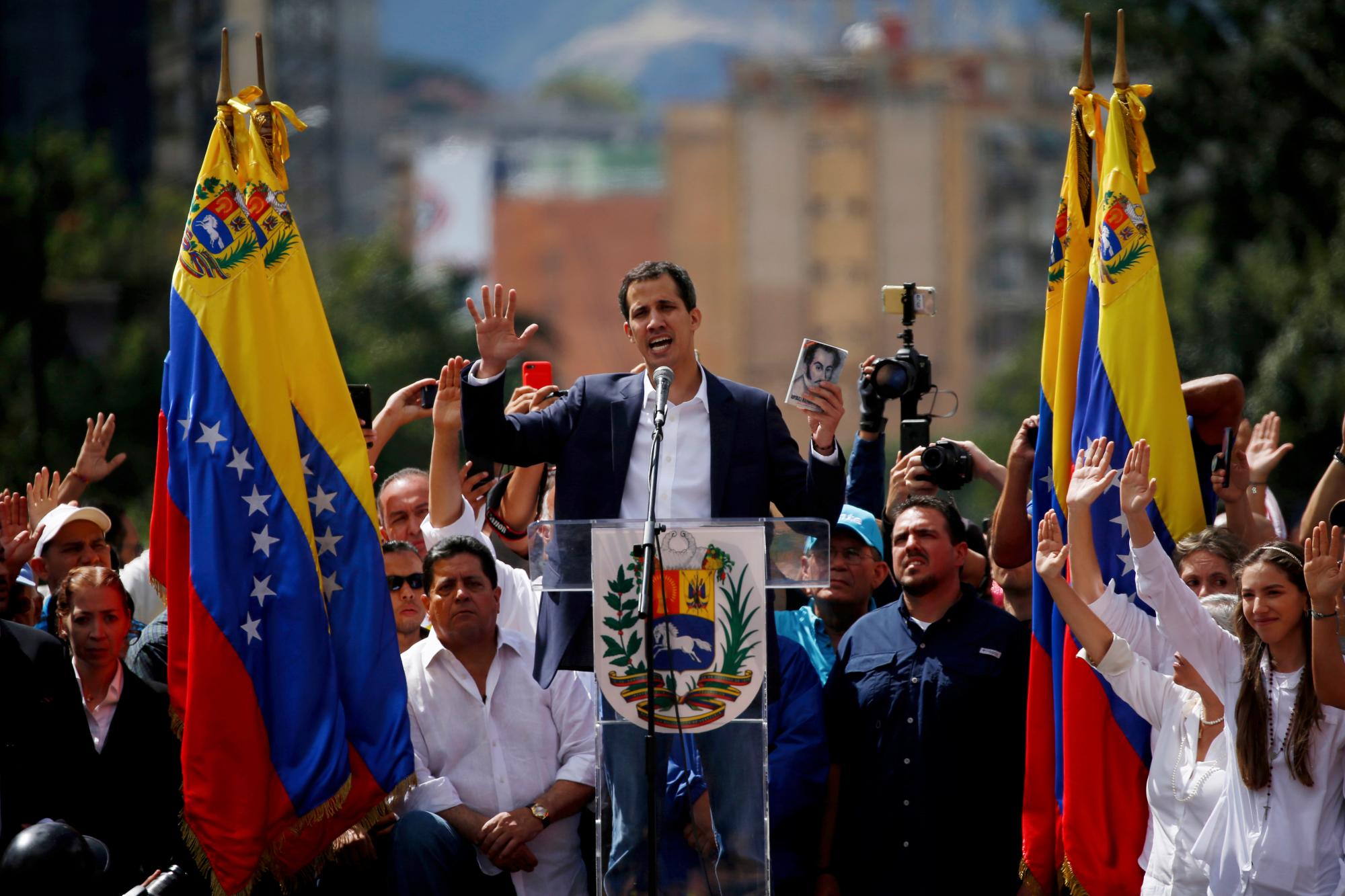 Juan Guaido, jefe del congreso de oposición de Venezuela, se declara presidente interino de Venezuela, durante un mitin exigiendo la renuncia del presidente Nicolás Maduro en Caracas, Venezuela, el miércoles 23 de enero de 2019.