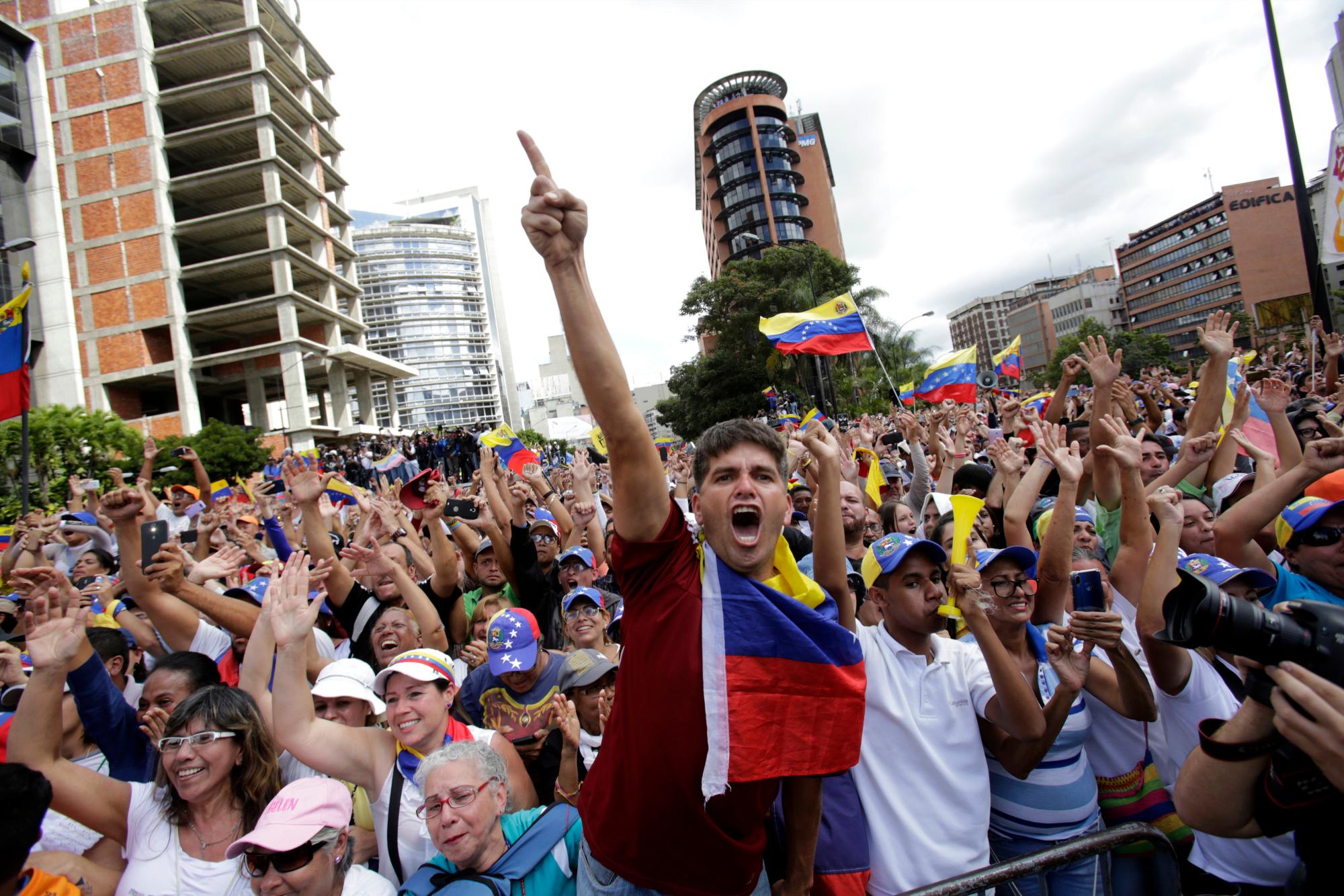 Manifestantes contra el gobierno celebran después de que el líder opositor Juan Guaidó se declarara presidente encargado de Venezuela en un evento en el que se pidió la renuncia del mandatario Nicolás Maduro en Caracas, Venezuela, el miércoles 23 de enero de 2019.