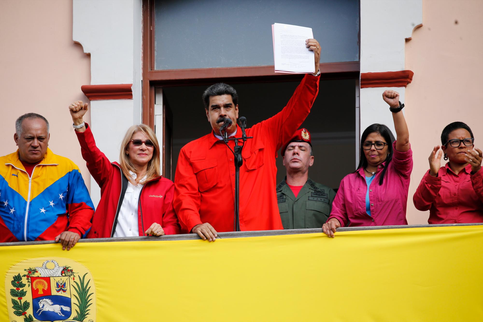 El presidente venezolano Nicolás Maduro anuncia que rompe relaciones diplomáticas con Estados Unidos frente a sus simpatizantes desde un balcón del palacio de gobierno en Caracas, Venezuela, el miércoles 23 de enero de 2019.