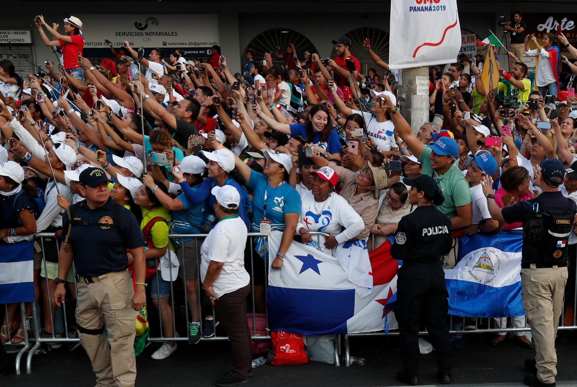 La gente a la espera del Papa Francisco en la ciudad de Panamá.