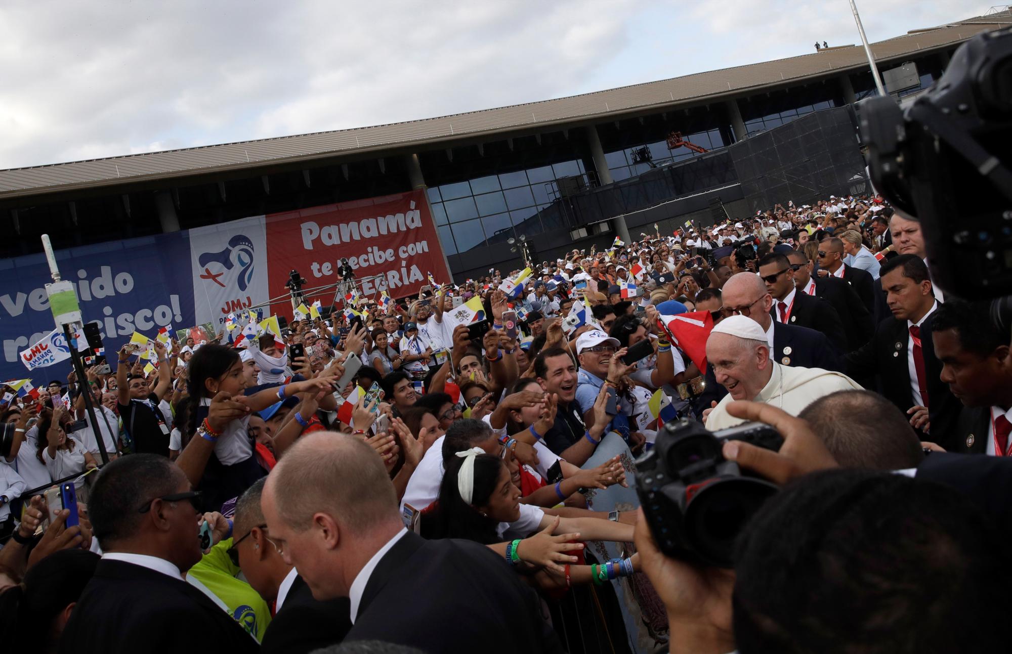 La gente saluda al Papa Francisco después de su llegada al aeropuerto internacional de Tocumén en la ciudad de Panamá, Panamá. El Papa Francisco estará en Panamá del 23 al 27 de enero para los eventos de la Jornada Mundial de la Juventud.