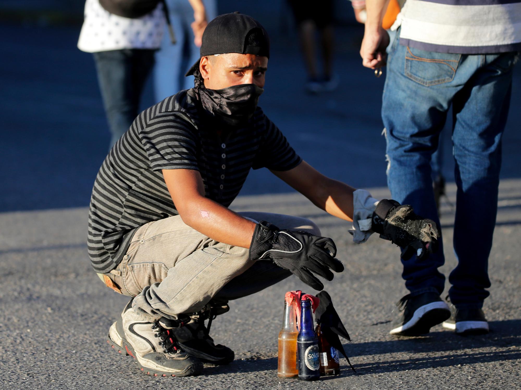 Un manifestante antigubernamental prepara bombas de gasolina durante enfrentamientos con la Guardia Bolivariana de Venezuela tras una protesta para exigir la renuncia del presidente, Nicolás Maduro, en Caracas, Venezuela.