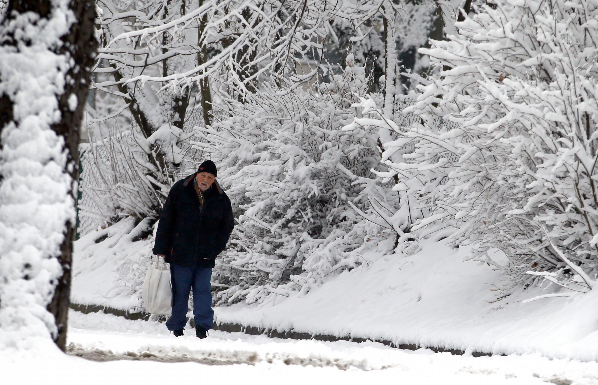 Un hombre camina por una calle cubierta de nieve en Belgrado, Serbia, el jueves 24 de enero de 2019. Los meteorólogos predicen fuertes nevadas y temperaturas bajo cero en Serbia durante la semana.