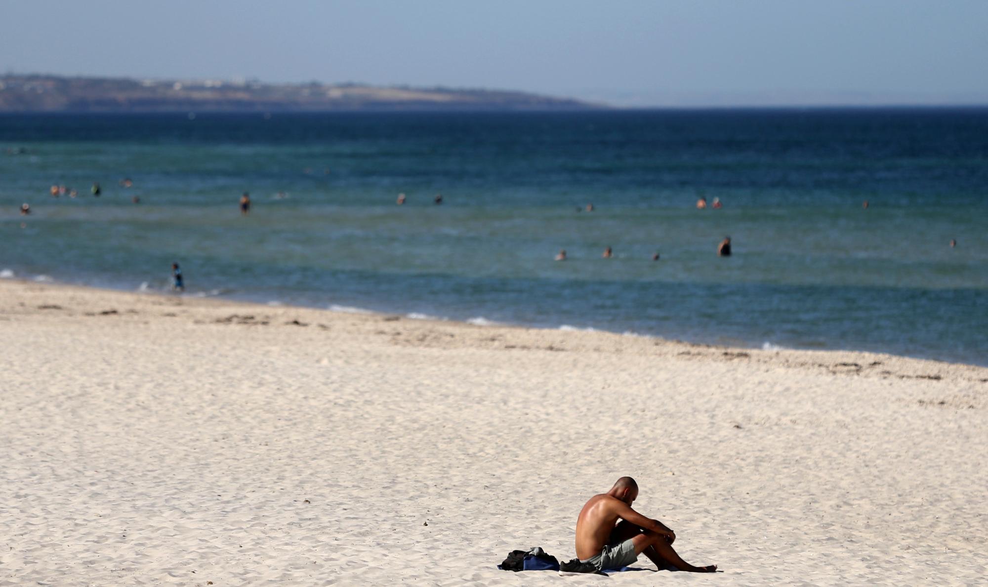 Una persona que va a la playa se sienta al sol en la playa de Glenelg en Adelaide, Australia, el jueves 24 de enero de 2019. Adelaide alcanzó la temperatura más alta registrada en una ciudad australiana el jueves, alcanzando los 46.6 grados Celsius (115.9 grados Fahrenheit) a medida que la nación reseca por la sequía se dirige hacia el potencialmente más caluroso enero registrado.