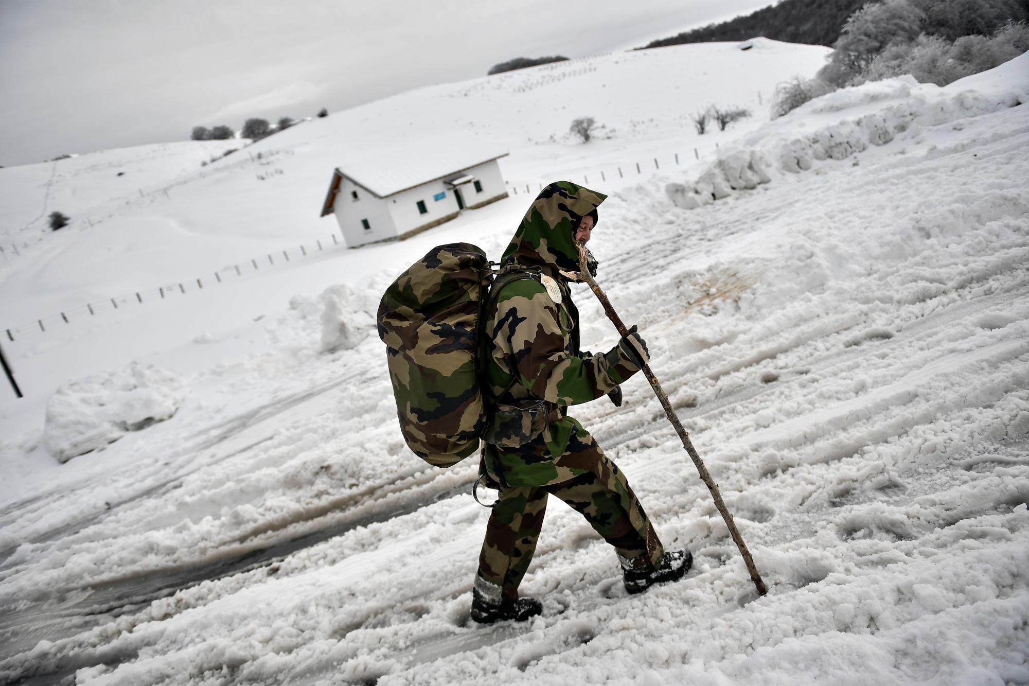 Un hombre camina por el paisaje cubierto por la nieve en Ibaneta, cerca de Roncesvalles, norte de España, el jueves 24 de enero de 2019. Las bajas temperaturas extremas afectarán al país durante la semana.