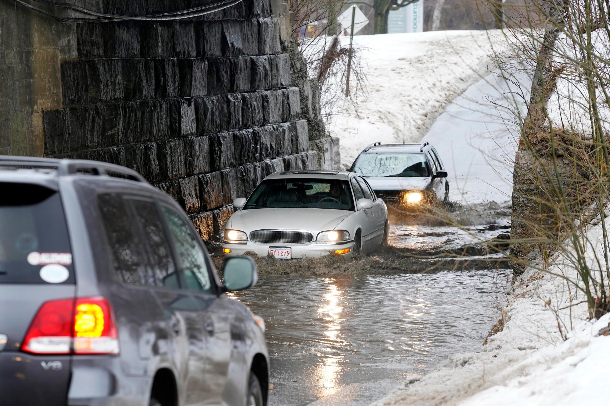 Los autos pasan por el agua estancada en Hubbard Avenue en Pittsfield, Massachusetts, en el paso elevado del ferrocarril, el jueves 24 de enero de 2019. 