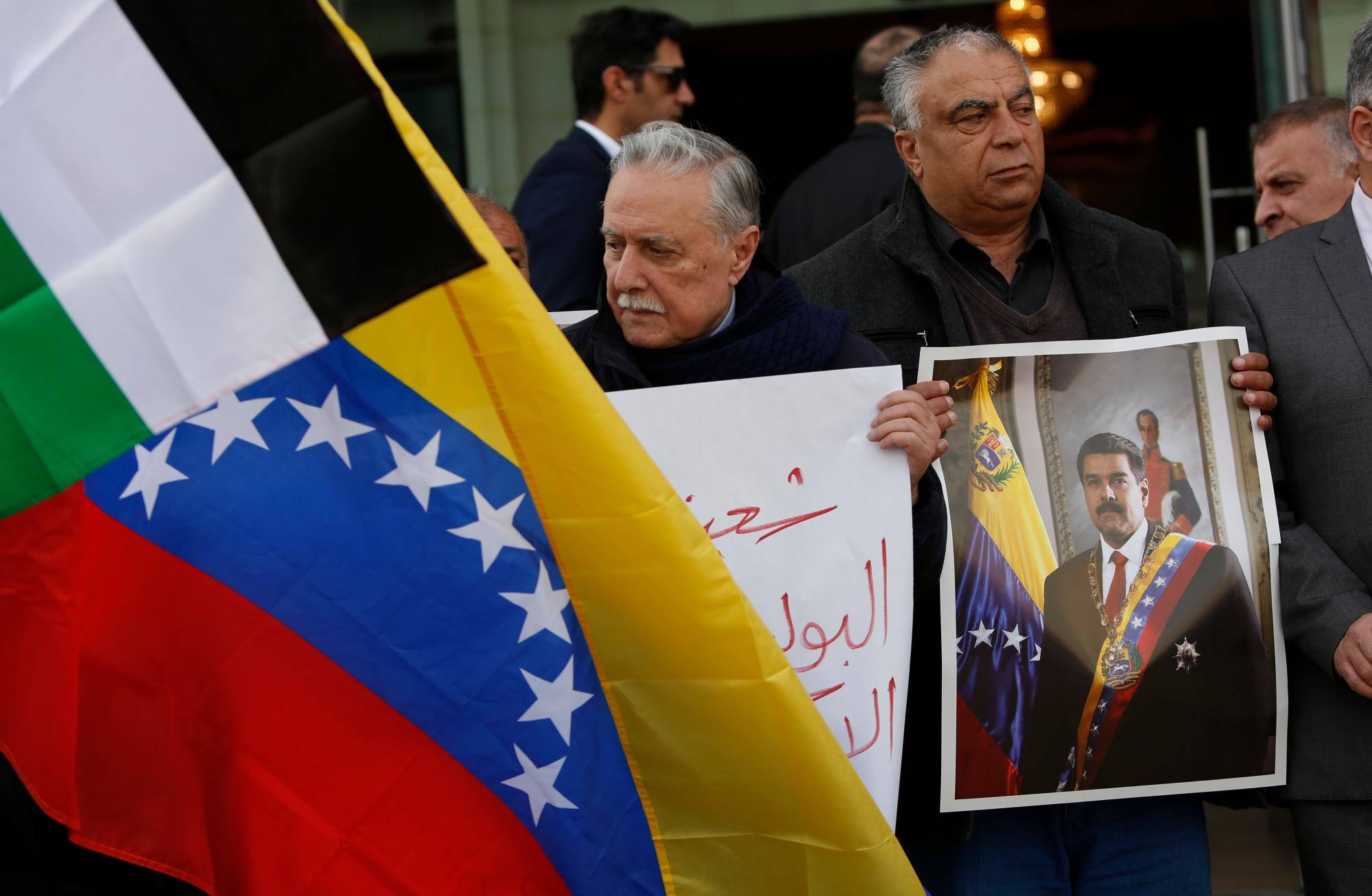 Un palestino sostiene una foto del presidente de Venezuela, Nicolás Maduro, durante un mitin de apoyo en la ciudad Cisjordana de Ramallah.