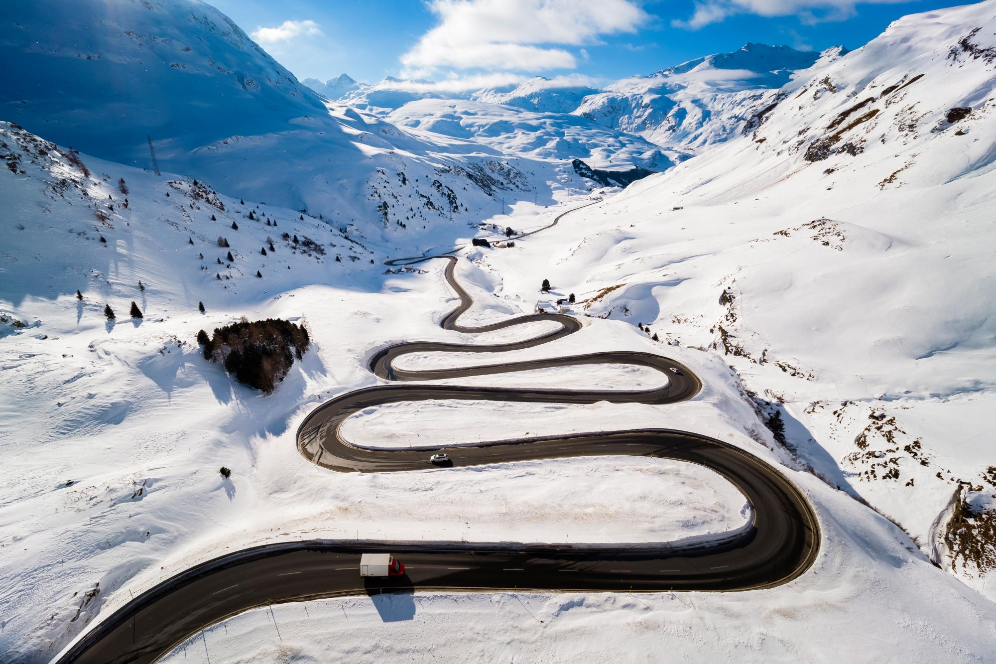 Steep enciende la carretera sinuosa que conduce al Julierpass que conecta el valle de Engadin con el resto del cantón de Graubuenden, que se muestra en Bivio, Suiza, el jueves 24 de enero de 2019.
