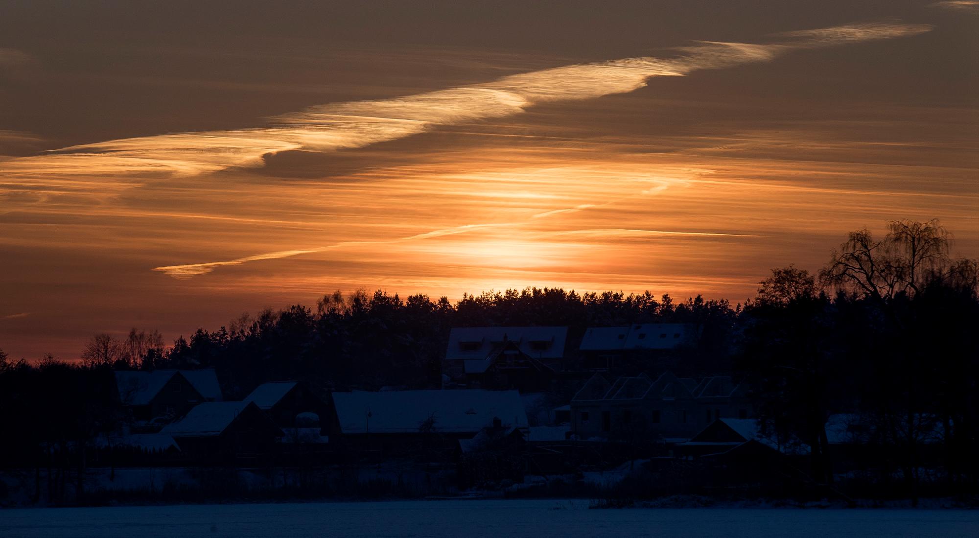 El sol poniente ilumina las nubes cerca del lago Galve en la pequeña ciudad de Trakai, a unos 30 km (18 millas) al oeste de la capital Vilnius, Lituania, jueves 24 de enero de 2019. La temperatura del aire alcanzó los -13 grados centígrados (8,6 grados Fahrenheit)