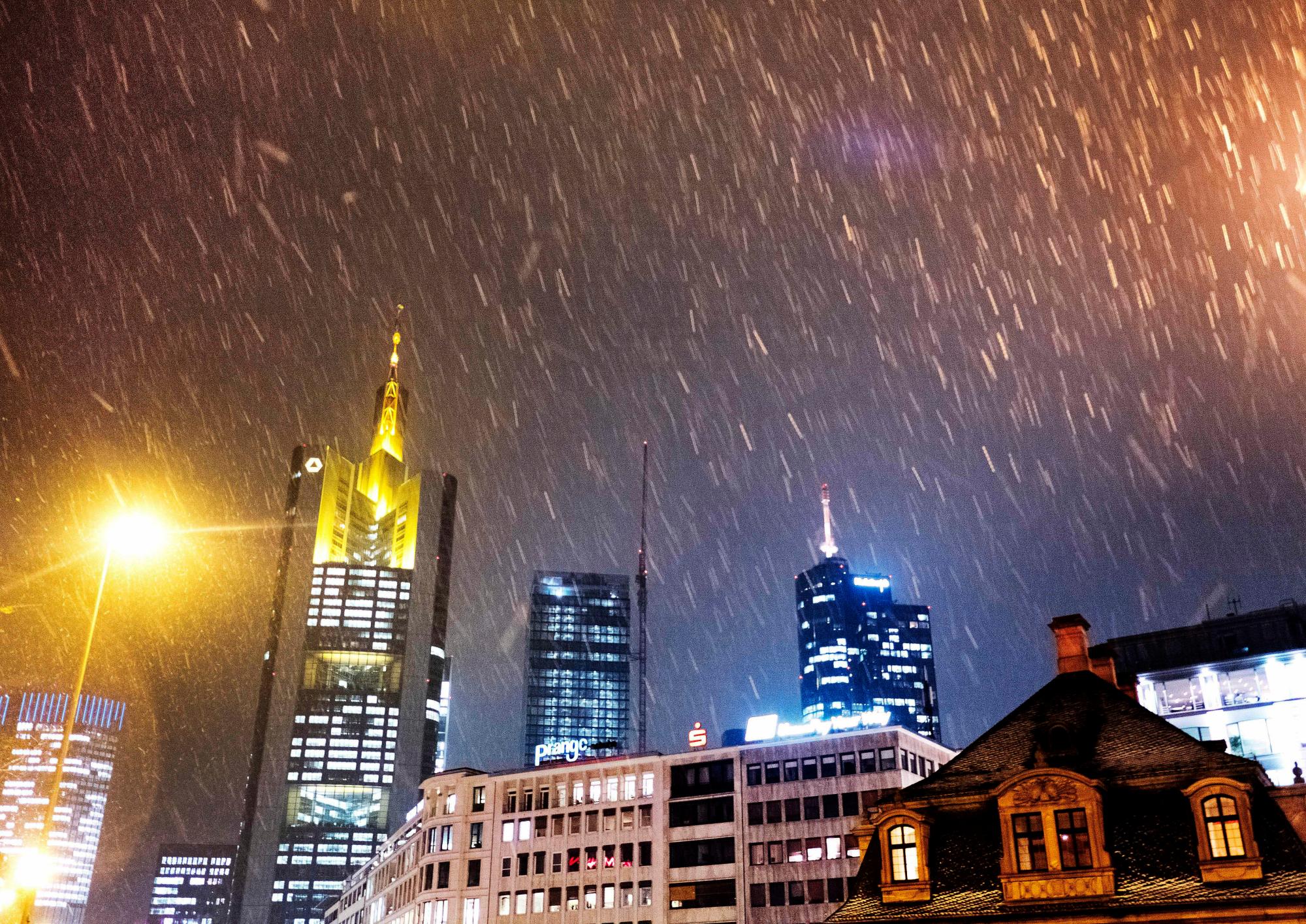 Snow falls in the city of Frankfurt, Germany, Thursday evening, Jan. 24, 2019. (AP Photo/Michael Probst)