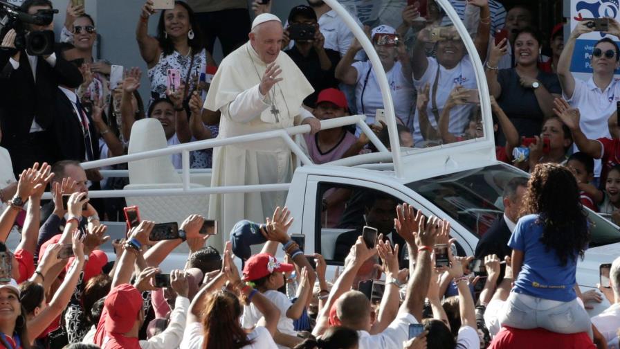 Papa dice que Iglesia está “herida por su pecado” en medio de escándalos sexuales