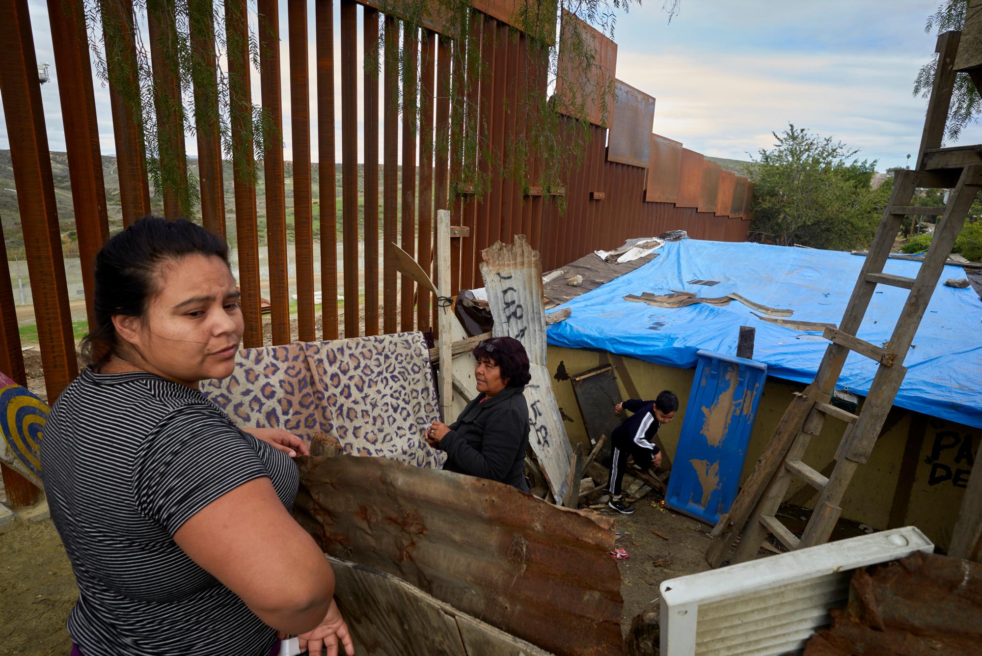Casas afectadas por reemplazo secciones de muro fronterizo