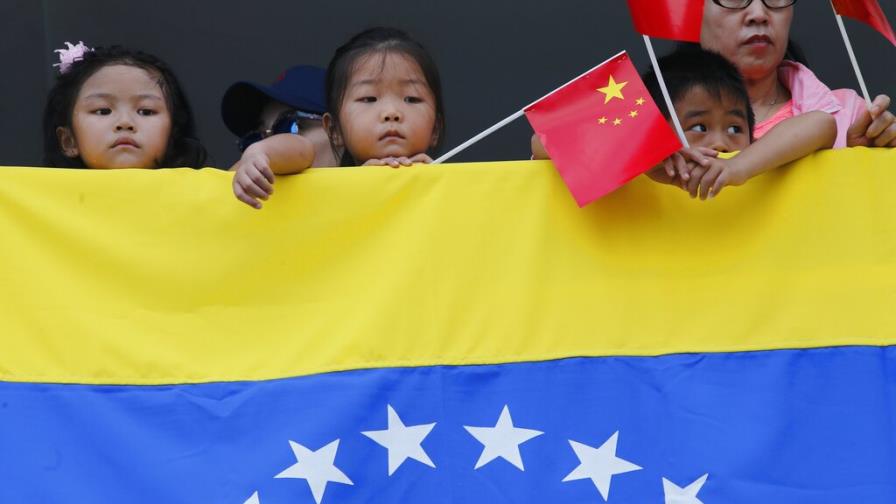 Opositor pide a la Unión Europea dejar de negociar con Maduro