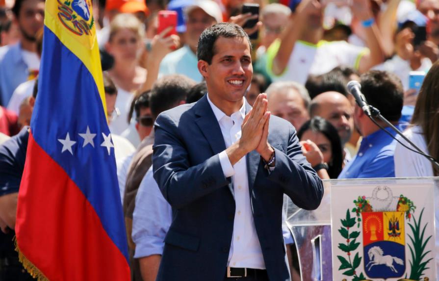 Guaidó y Maduro presionan a militares venezolanos