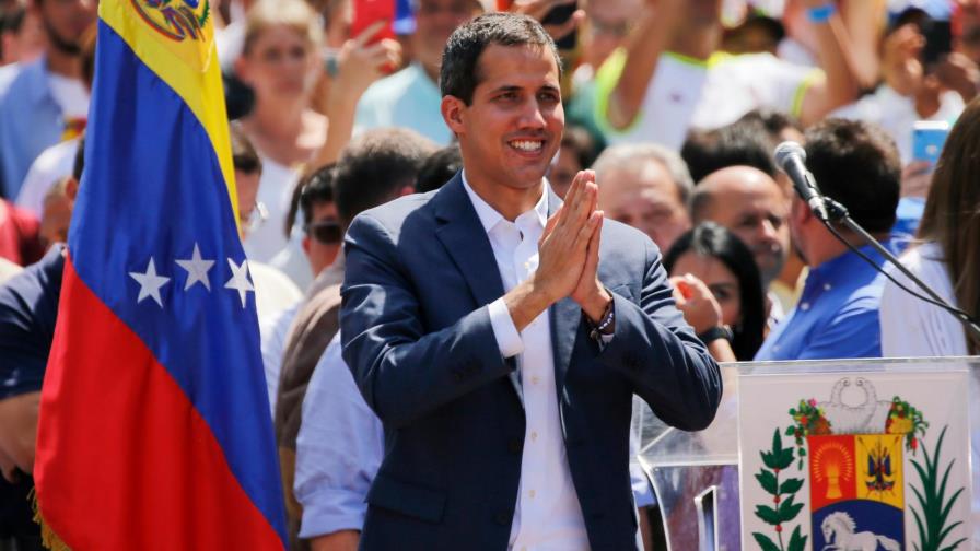 Guaidó y Maduro presionan a militares venezolanos