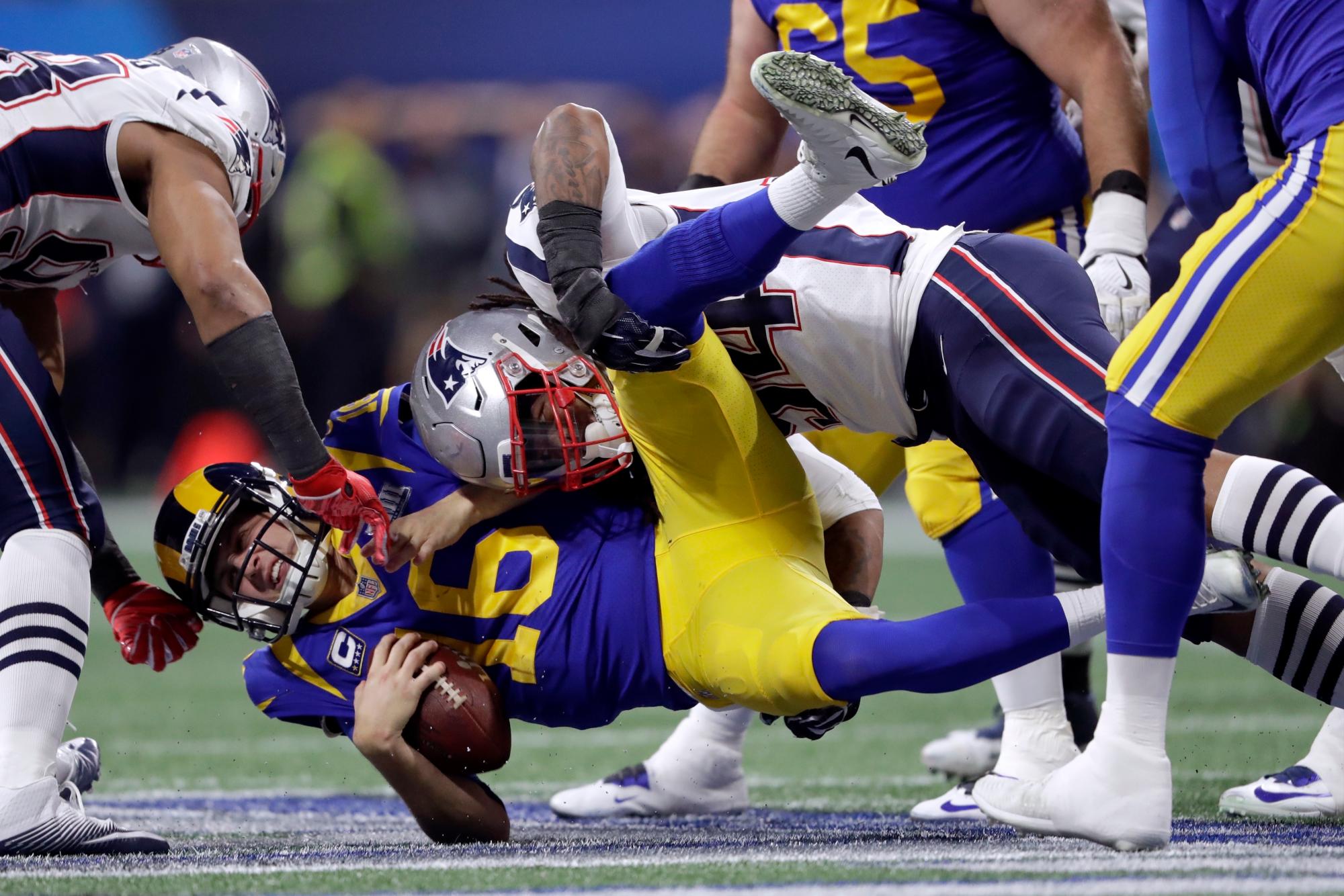 El equipo de los New England Patriots ‘Dont’a Hightower, líder, capta a los Angeles Rams’ Jared Goff (16) durante la primera mitad del partido de fútbol Super Bowl 53 de la NFL el domingo 3 de febrero de 2019, en Atlanta.