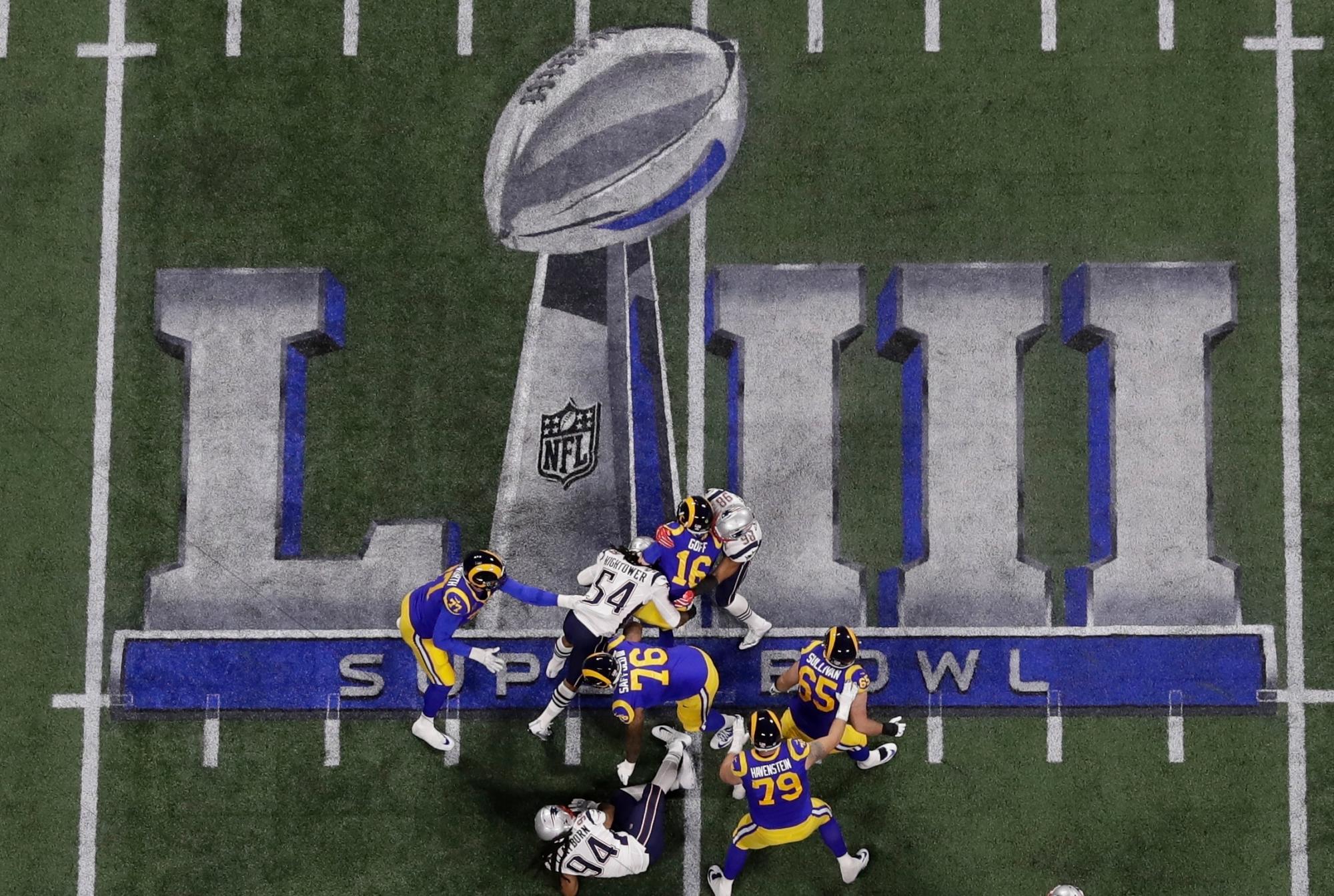 Trey Flowers (98) y Dont’a Hightower (54) de los Patriots saquearon a Jared Goff (16) de los Los Angeles Rams durante la primera mitad del partido de fútbol Super Bowl 53 de la NFL el domingo 3 de febrero de 2019 , en Atlanta.