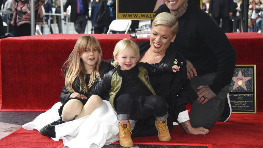 Pink recibe su estrella en Paseo de la Fama Pink recibe su estrella en Paseo de la Fama