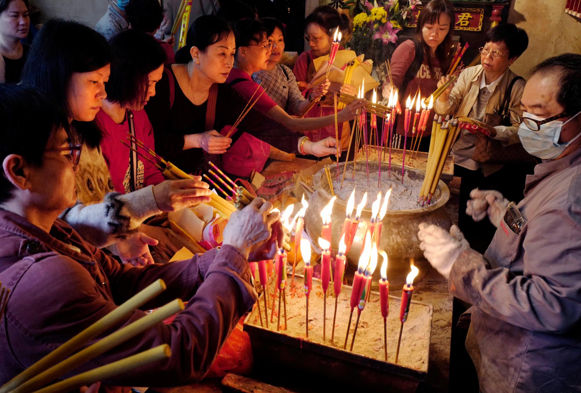 Las personas queman palos de joss mientras rezan en el templo de Man Mo Miu en el segundo día del Año Nuevo Lunar en Hong Kong, el miércoles 6 de febrero de 2019. Los chinos celebran el Año Nuevo Lunar, que marca el Año del Cerdo en El zodiaco chino.