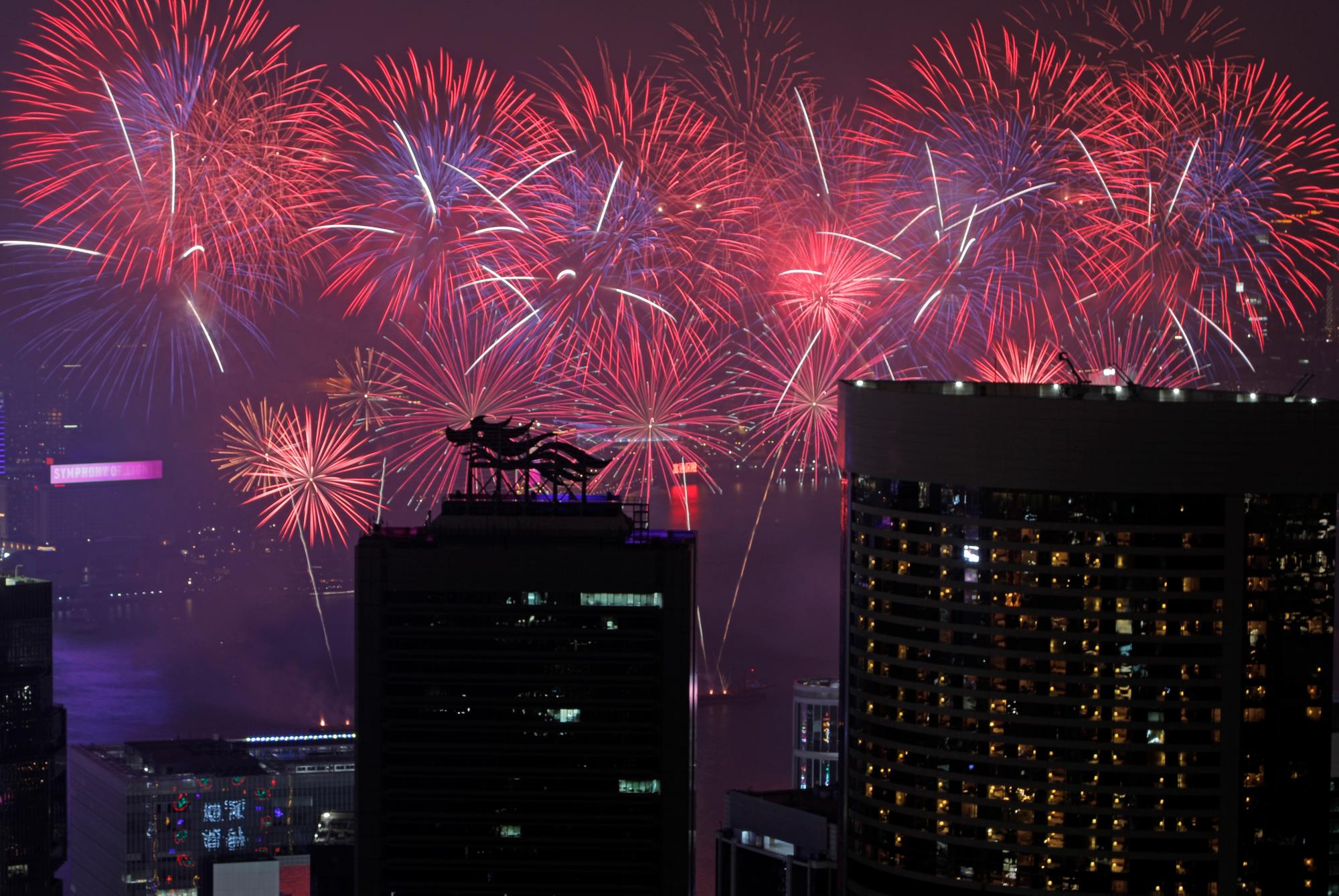 Los fuegos artificiales explotan en el puerto de Victoria para celebrar el Año Nuevo Lunar en Hong Kong, el miércoles 6 de febrero de 2019. 
