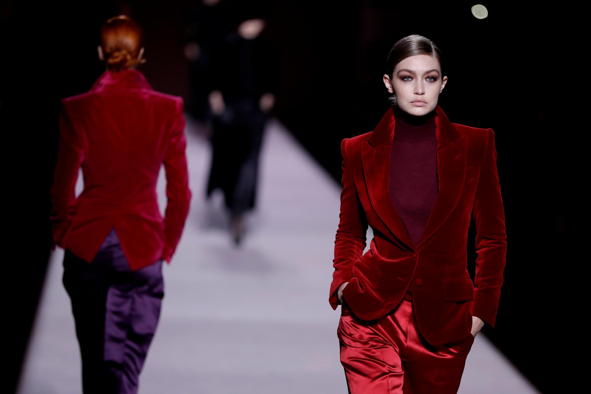 Gigi Hadid presenta piezas de la colección de Tom Ford en la Semana de la Moda en Nueva York.