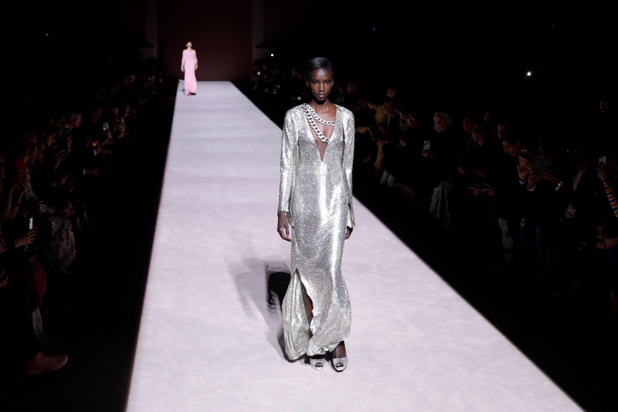 Una modelo presenta piezas de la colección de Tom Ford en la Semana de la Moda en Nueva York.