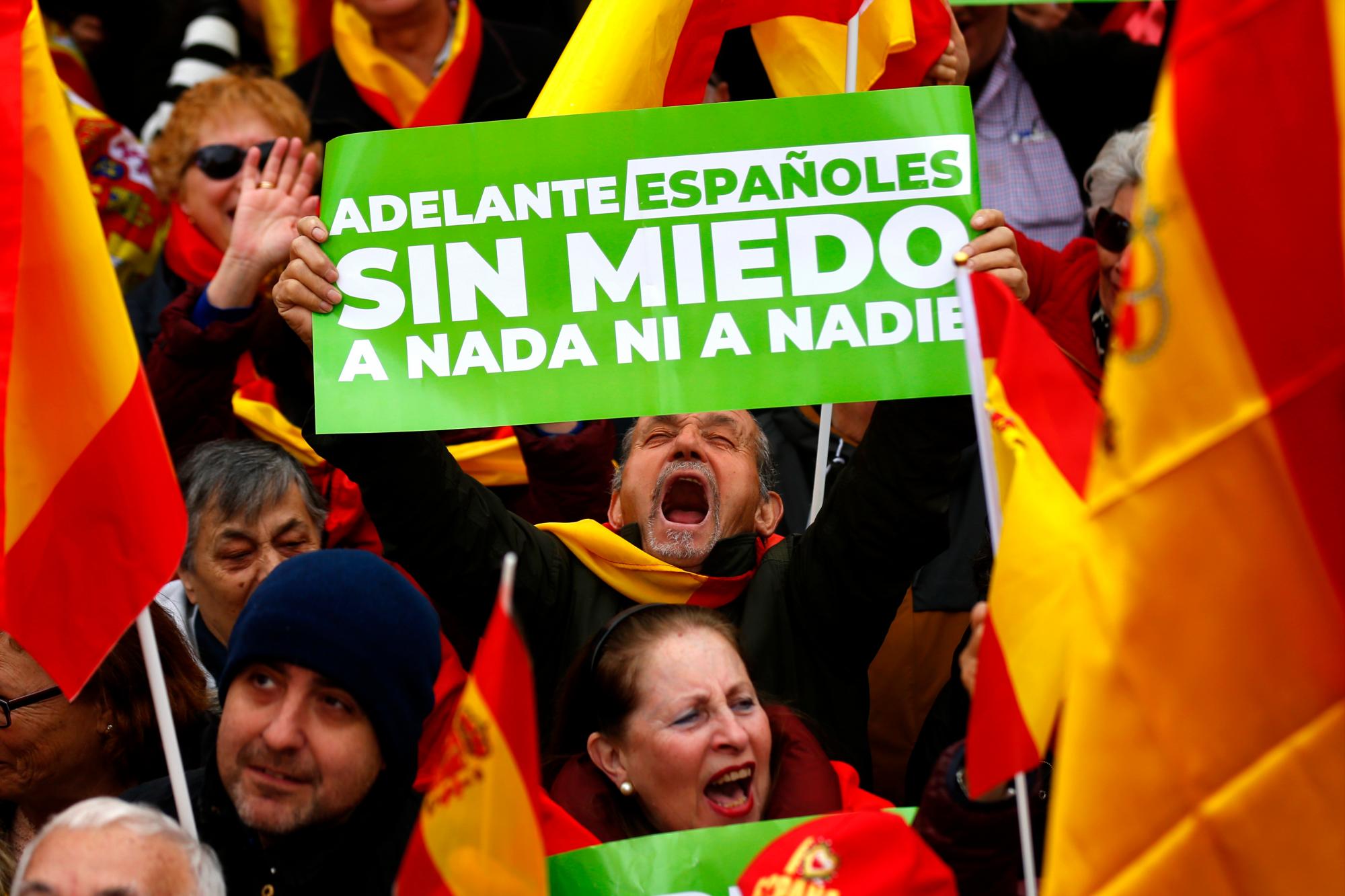 Los manifestantes sostienen pancartas y banderas españolas durante una protesta en Madrid, España, el domingo 10 de febrero de 2019.