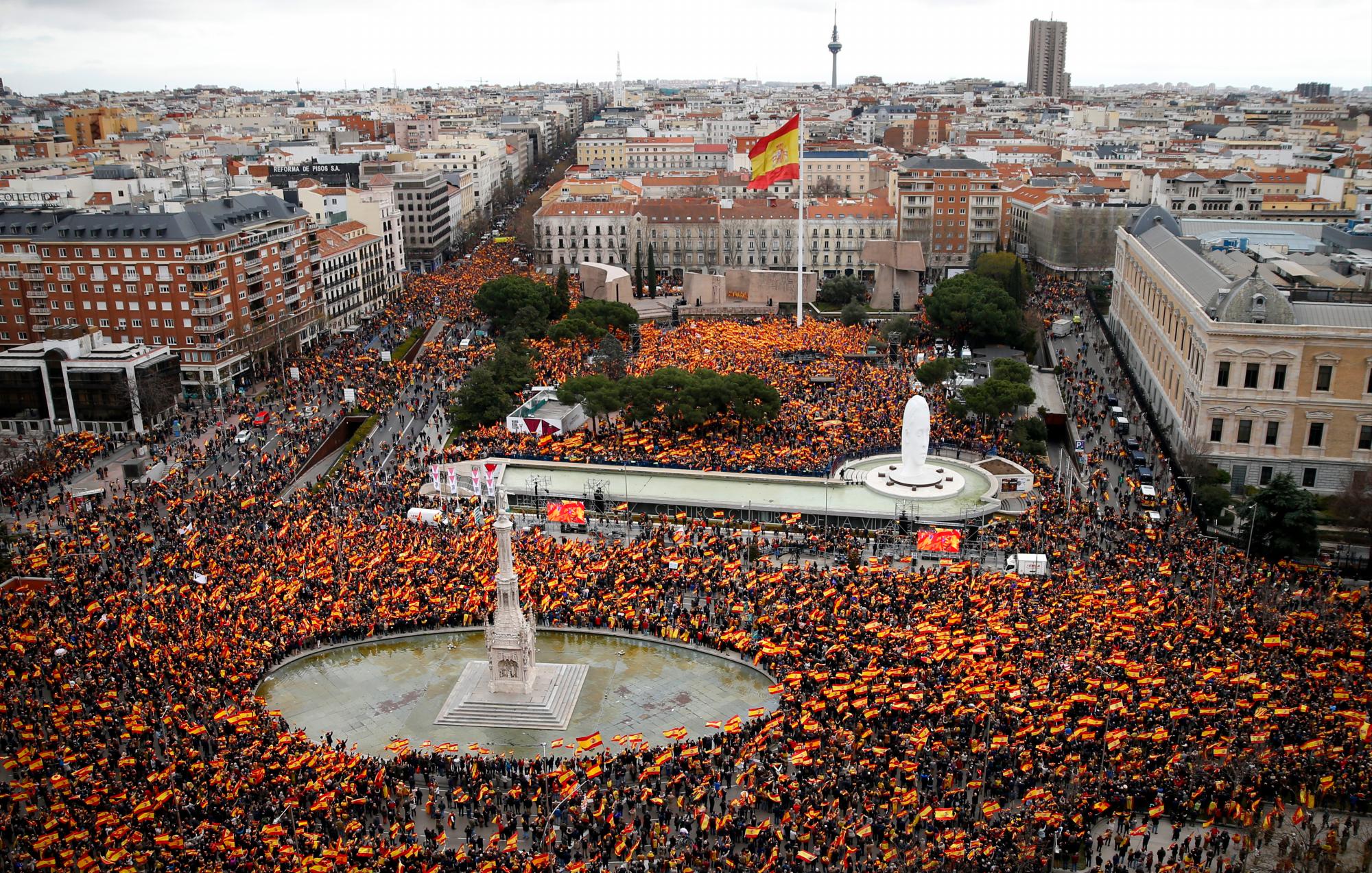  Miles de españoles en Madrid se unen a un mitin convocado por los partidos políticos de derecha para exigir que el primer ministro socialista, Pedro Sánchez, renuncie.