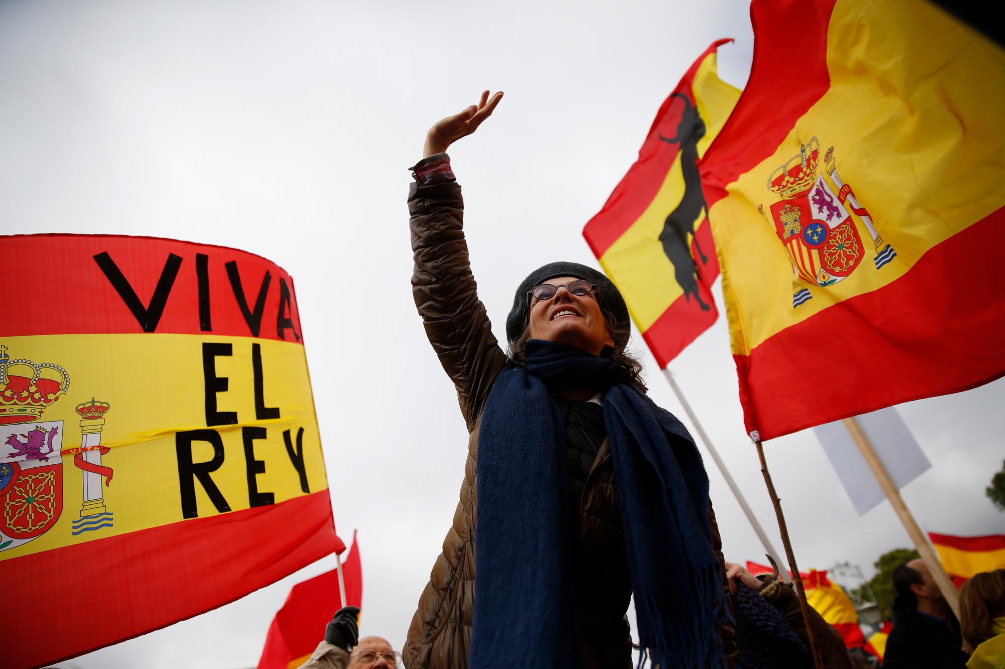 Miles de manifestantes sostienen banderas españolas durante una protesta en Madrid, España, el domingo 10 de febrero de 2019.