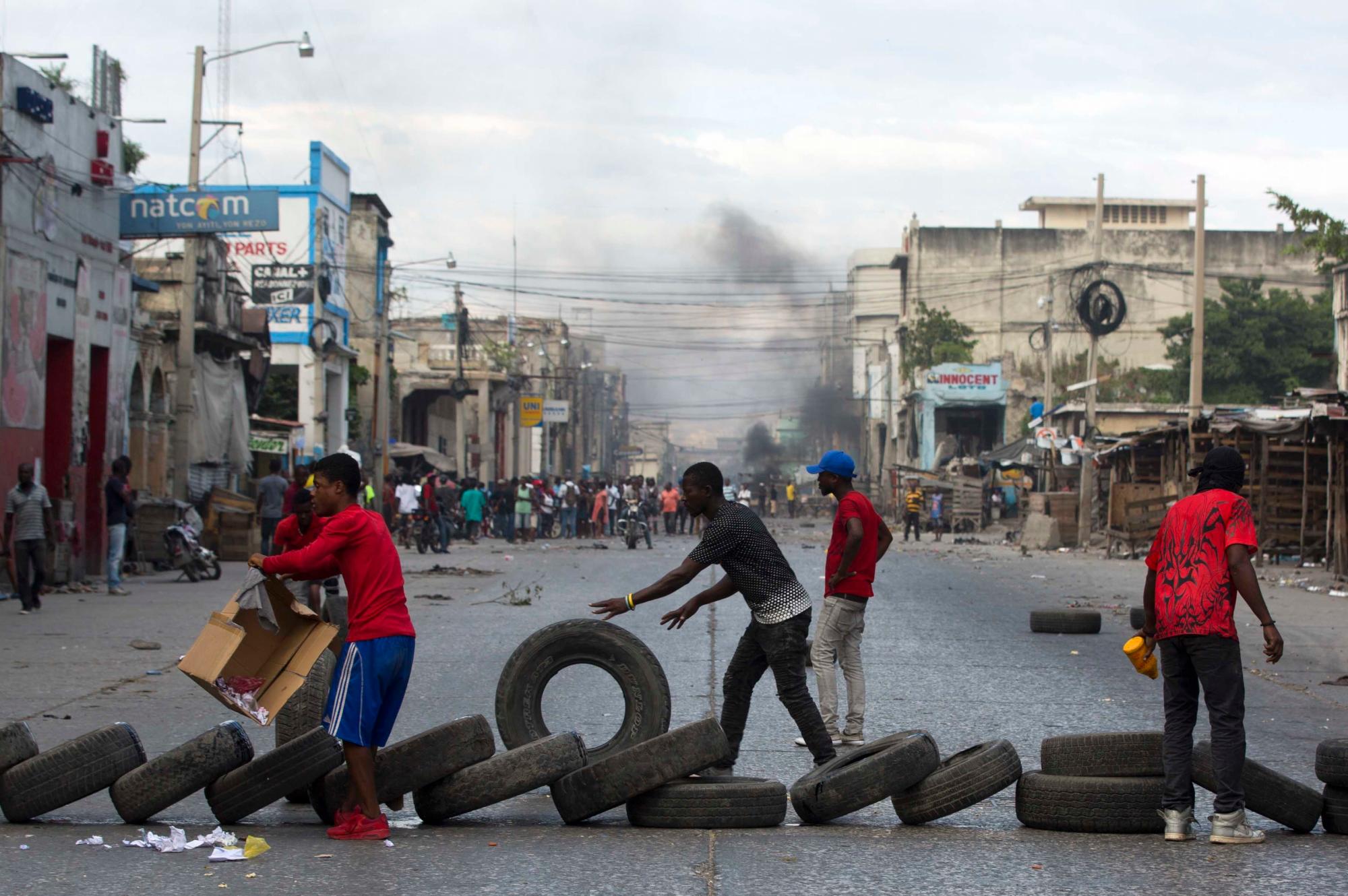 Los manifestantes bloquean la carretera con neumáticos durante una protesta que exige la renuncia del presidente Jovenel Moïse. Los manifestantes están enojados por el aumento de la inflación y por el hecho de que el gobierno no haya procesado la malversación de fondos Mil millones del programa venezolano que envió petróleo descontado a Haití.